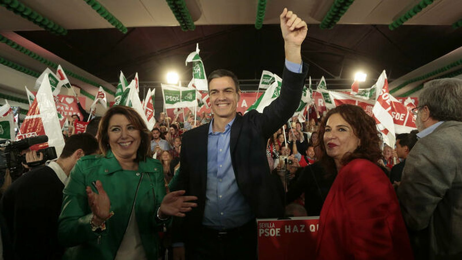 Pedro Sánchez junto a Susana Díaz y la número uno al Congreso por Sevilla, María Jesús Montero, en la campaña de abril de 2019.