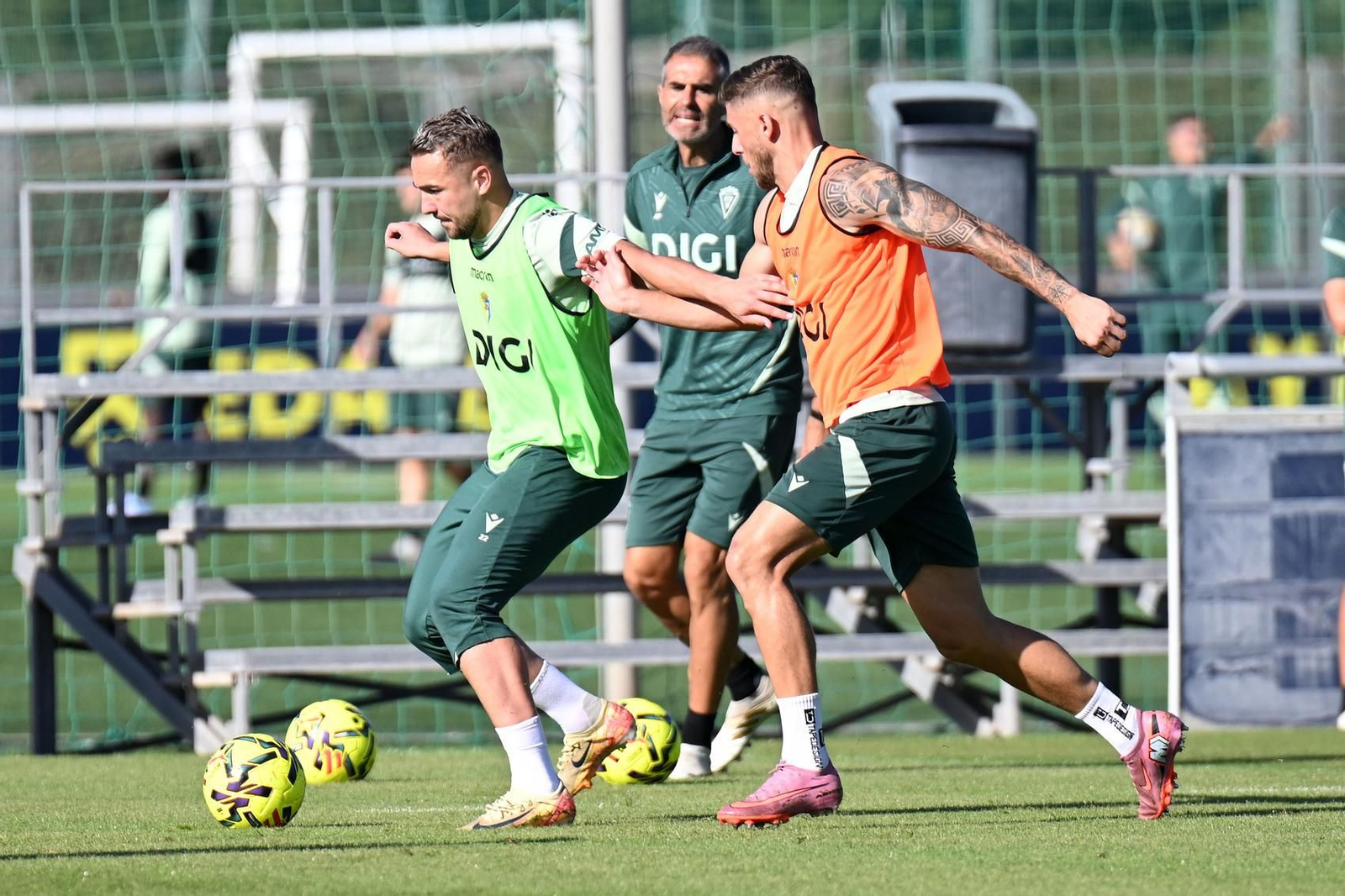 Garitano observa una acción con balón de Ontiveros y Jorge Moreno.