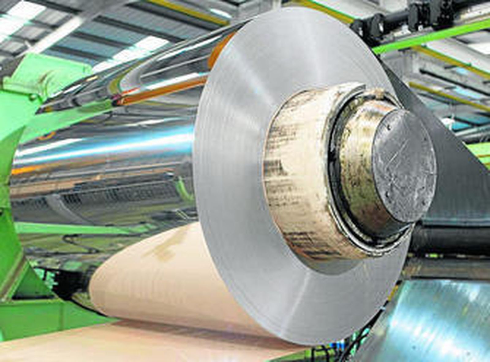 Una bobina de acero inoxidable producida en la factoría, en imagen de archivo.