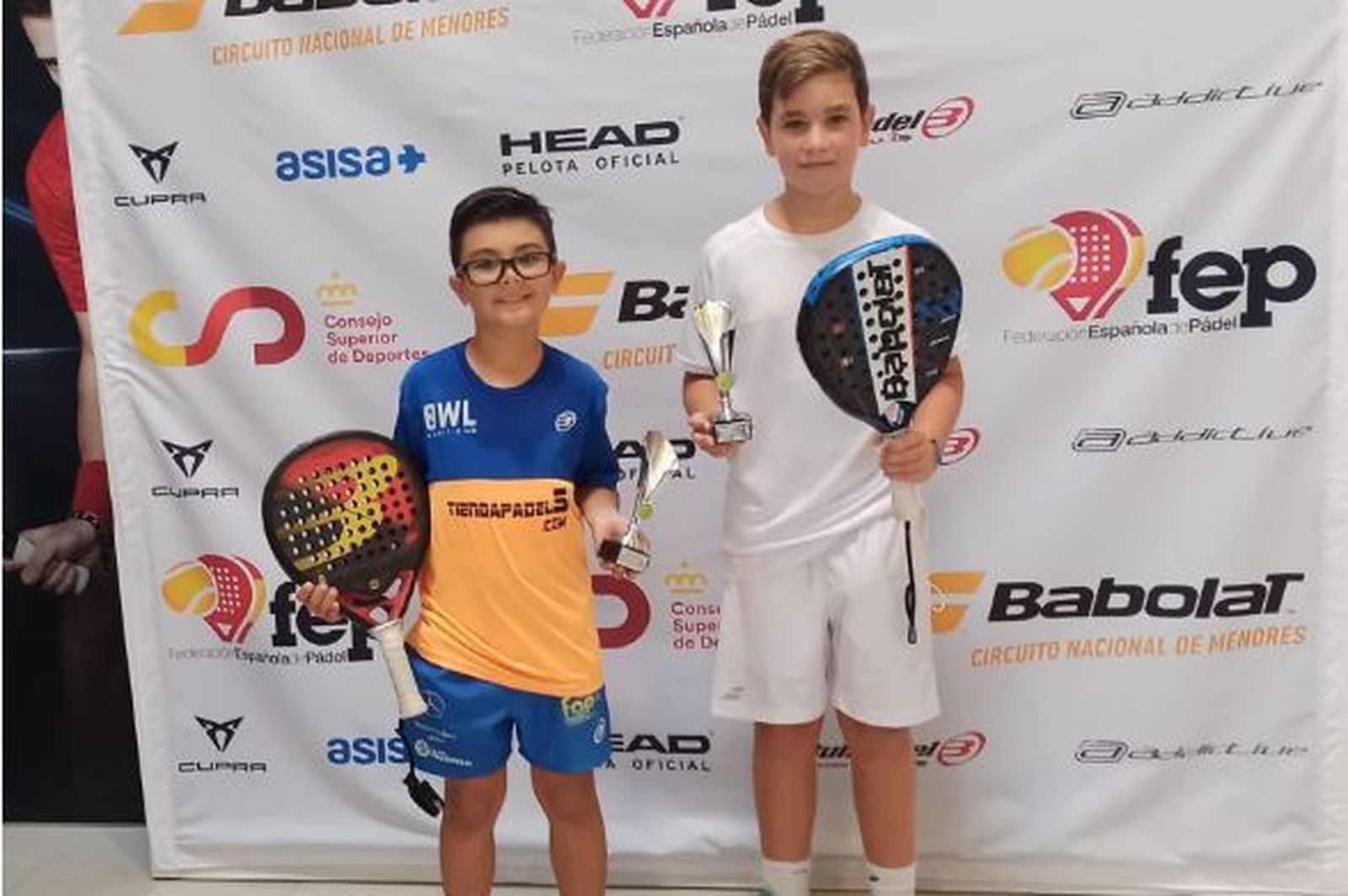 Hugo Rodríguez y Leo Cano, con sus trofeos de subcampeones
