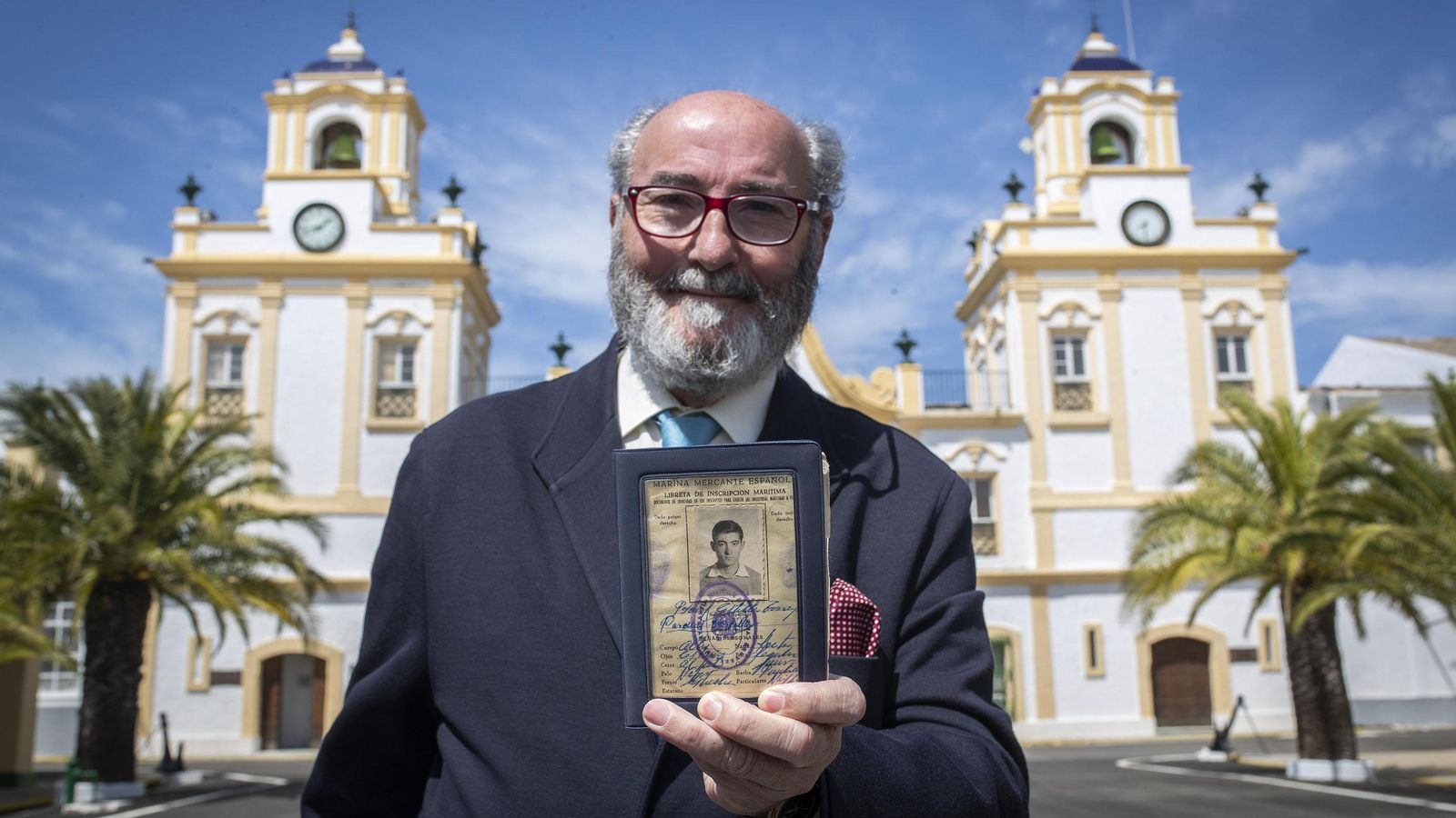 Pascual Castilla, un antiguo marinero que recordaba su mili, con su cuartilla del servicio militar.