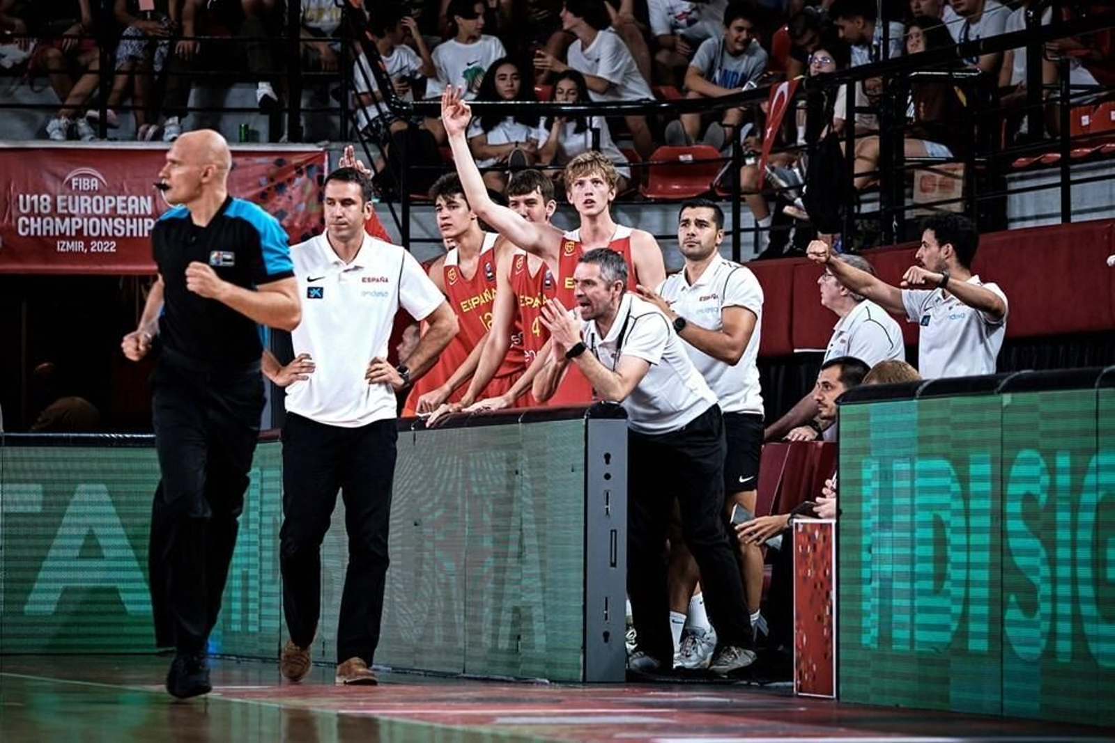 Gómez, Tanchyn y Díaz celebran.