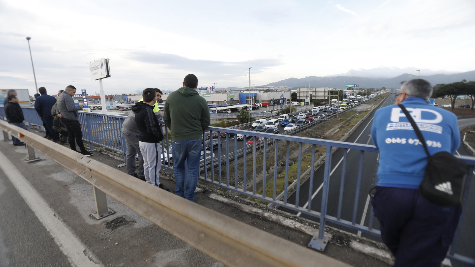 Imágenes del corte de la A-7 por los trabajadores de Acerinox en huelga, este viernes