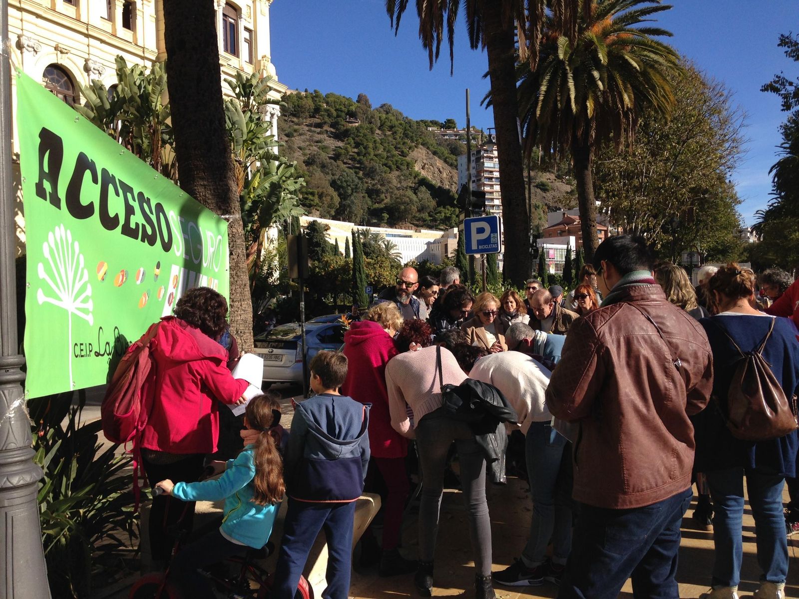 Padres y familiares del colegio La Biznaga, esta mañana, en la puerta del Ayuntamiento.