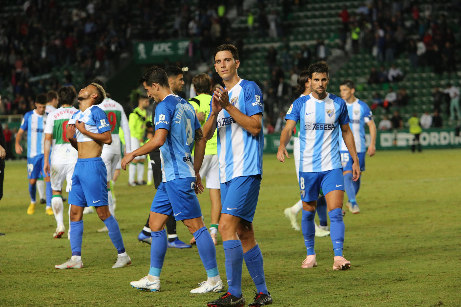 Los jugadores del Málaga, tras el pitido final en Elche.