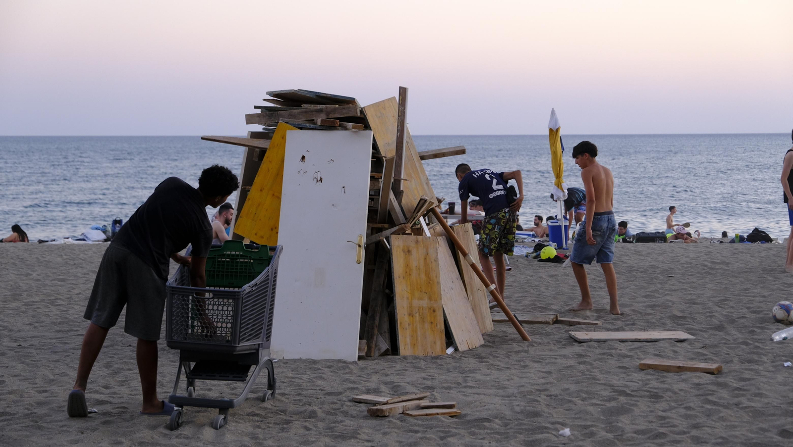 Imágenes de las hogueras de la Noche de San Juan en Almería capital