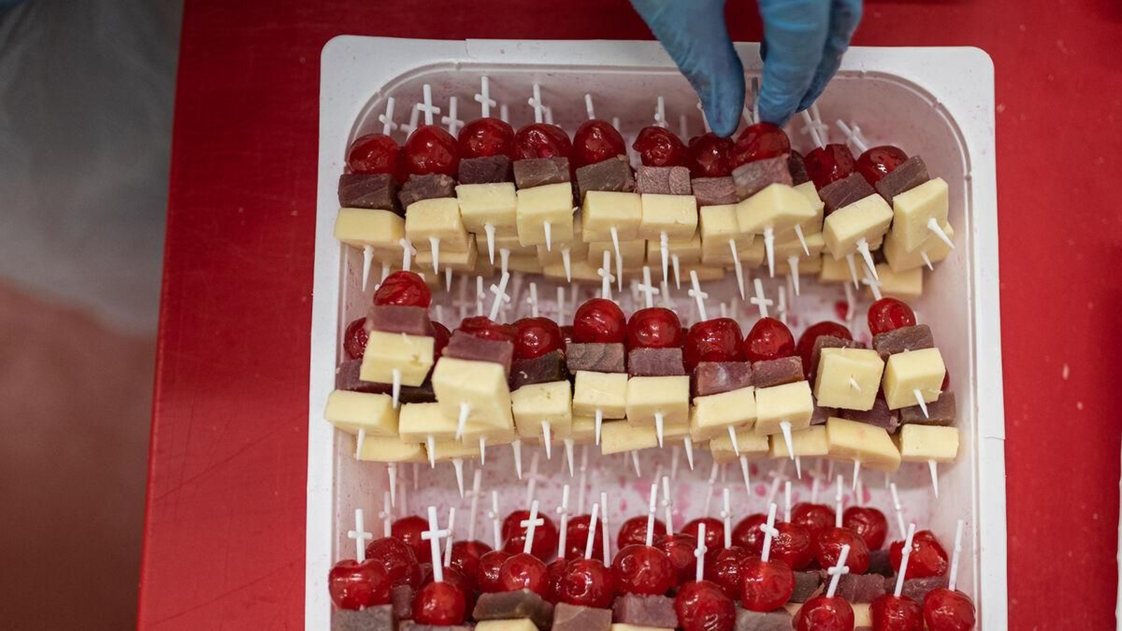 Payasitos: banderillas de atún, queso y cereza.