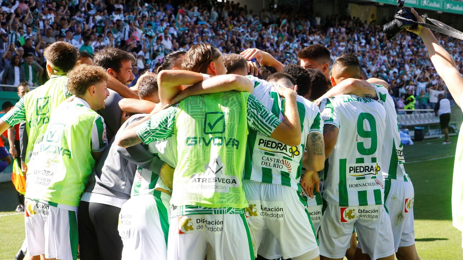 Los jugadores del Córdoba CF celebran el gol de Albarrán al Málaga.