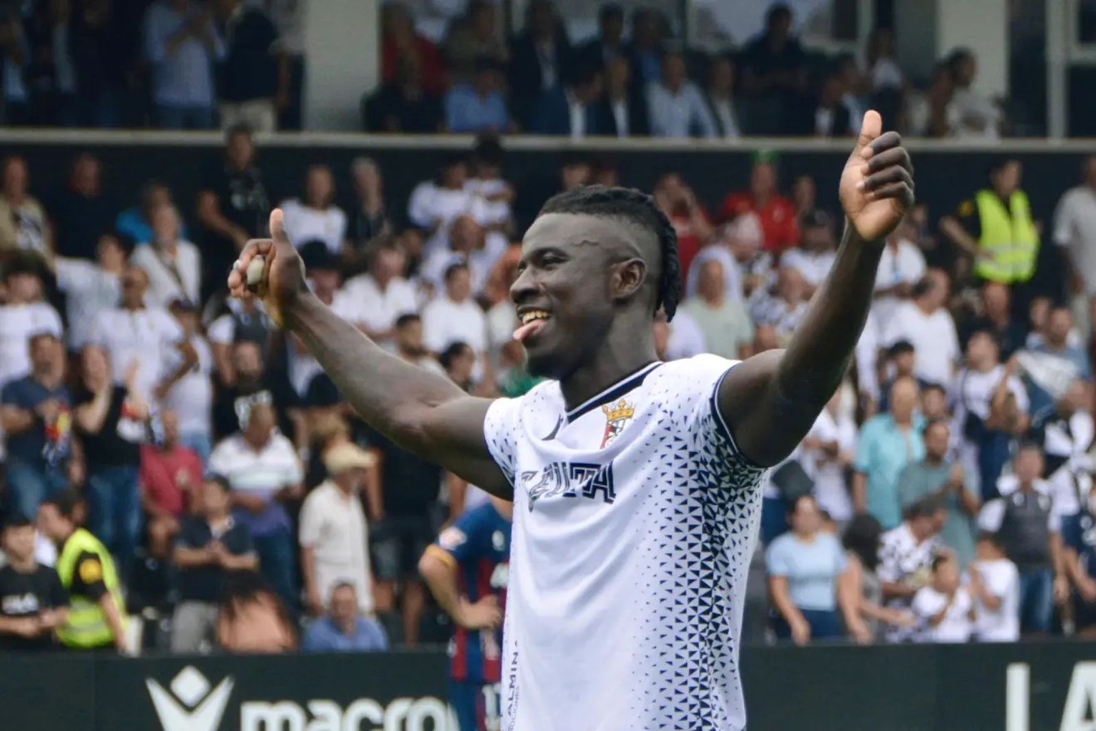 Samu Obeng celebra un gol con el Ceuta.