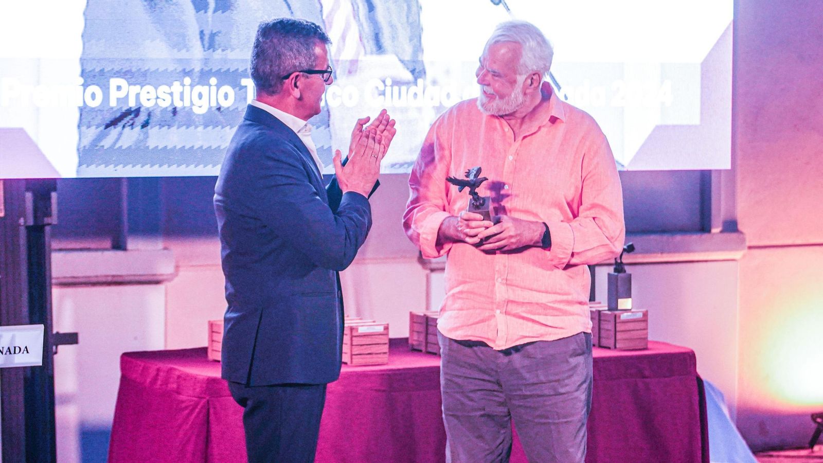 El concejal Juan Ramón Ferreira entrega un premio al director del Festival de Música y Danza de Granada, Antonio Moral