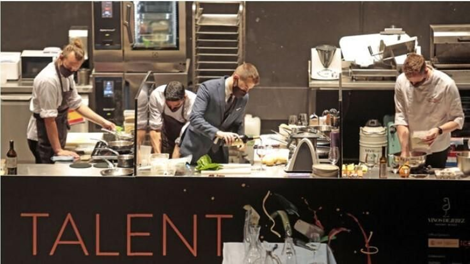 Equipos de chef y sumiller de finalistas en una edición anterior de Copa Jerez. Equipos de chef y sumiller de finalistas en una edición anterior de Copa Jerez.
