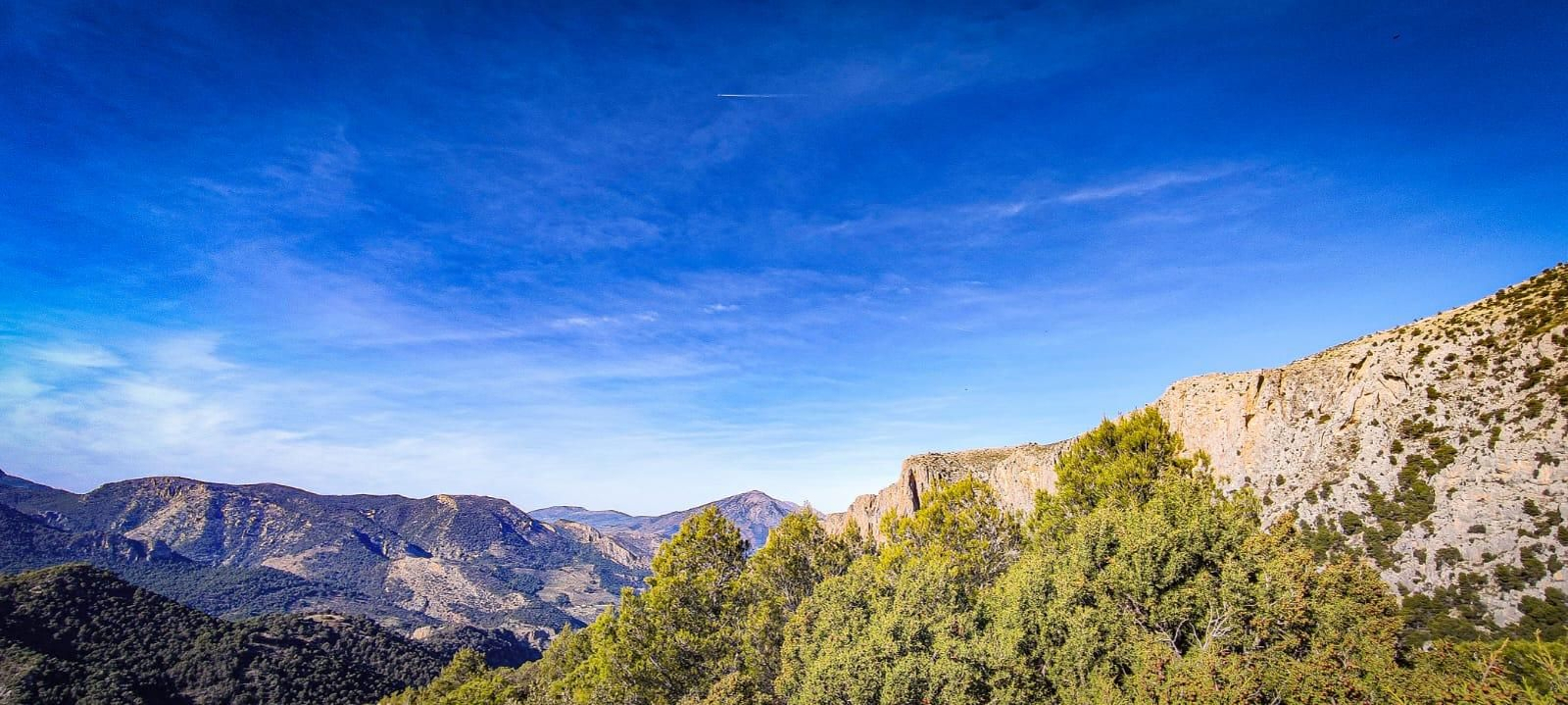 Ruta de senderismo con vistas a Sierra Nevada y la Sierra Sur: subida a la cumbre de Puerto Alto desde la Cañada de las Hazadillas