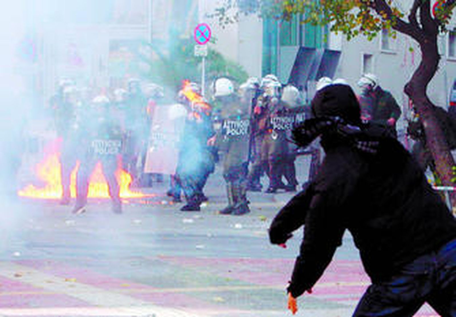 Jóvenes se enfrentan con la Policía en las calles de Atenas.