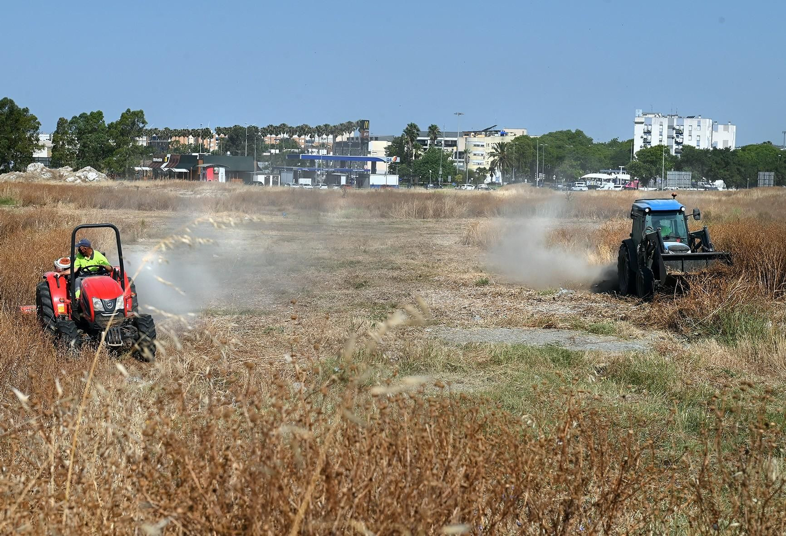 Trabajos de desbroce, en la zona sur de Jerez. Trabajos de desbroce, en la zona sur de Jerez.