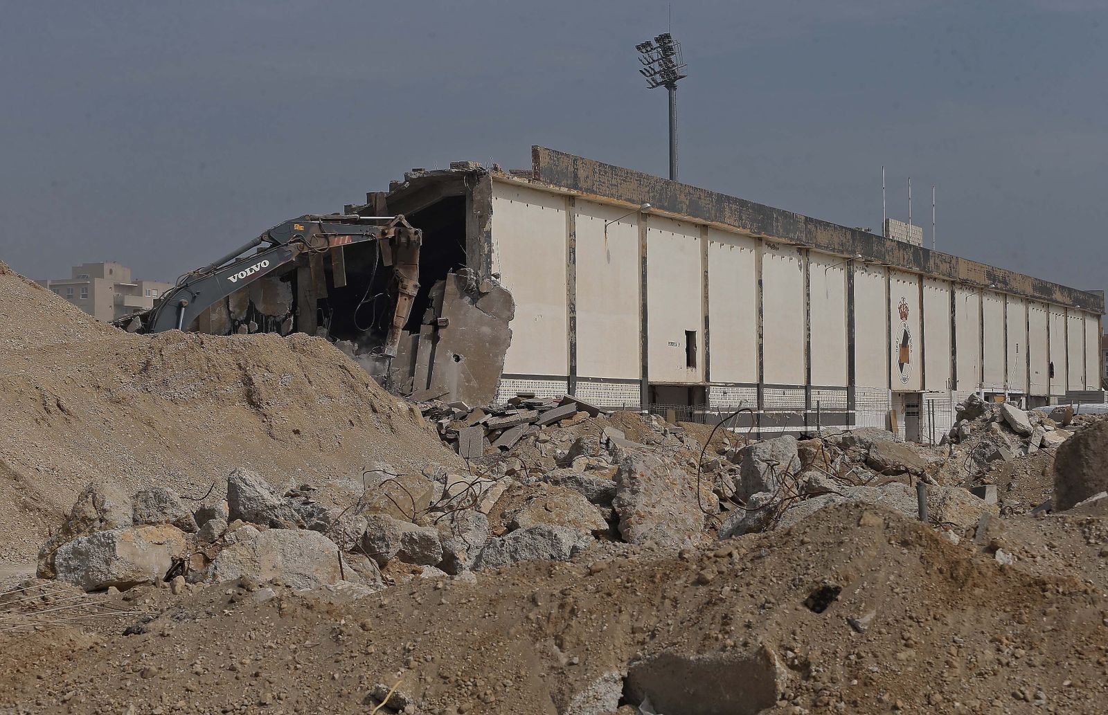 El derribo de la preferencia del estadio municipal de La Línea, en imágenes