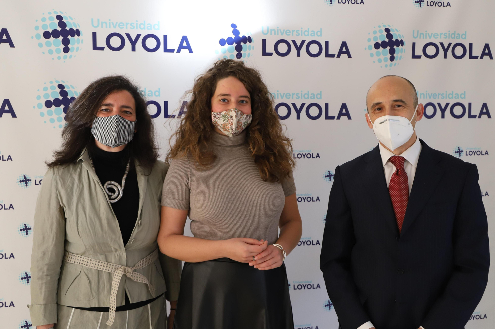 La doctoranda Victoria Villegas junto con sus directores de tesis Rafael Araque y María José Montero Simó.