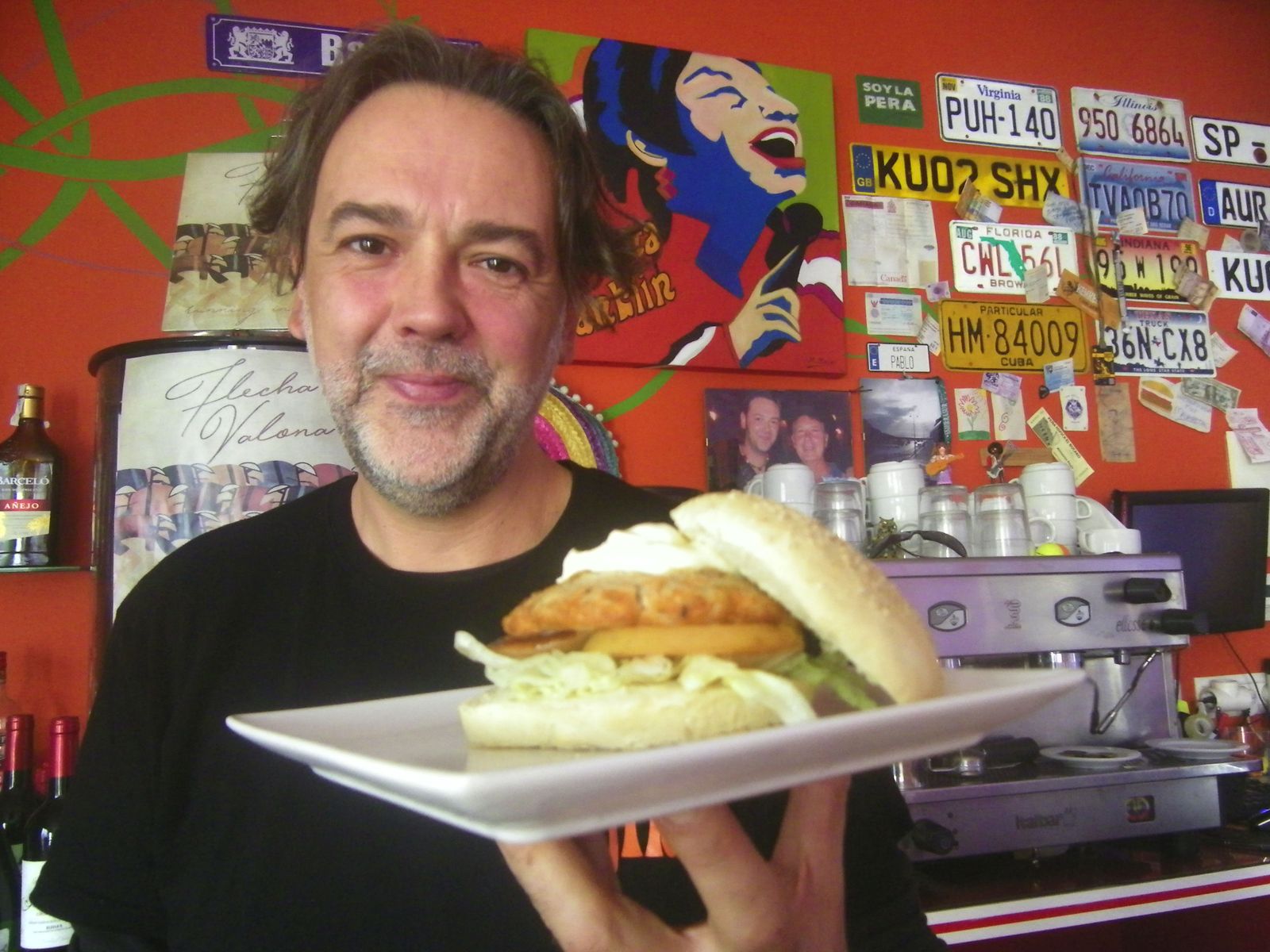 Juan Manuel Soto, con uno de sus platos en la mano.