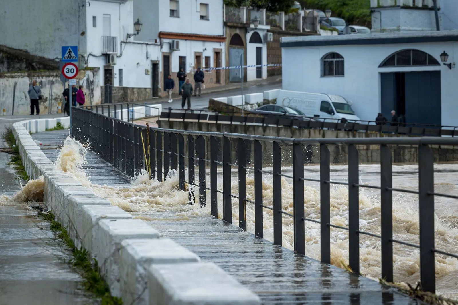 La crecida del Guadalete provocó graves inundaciones y desalojos en Arcos.