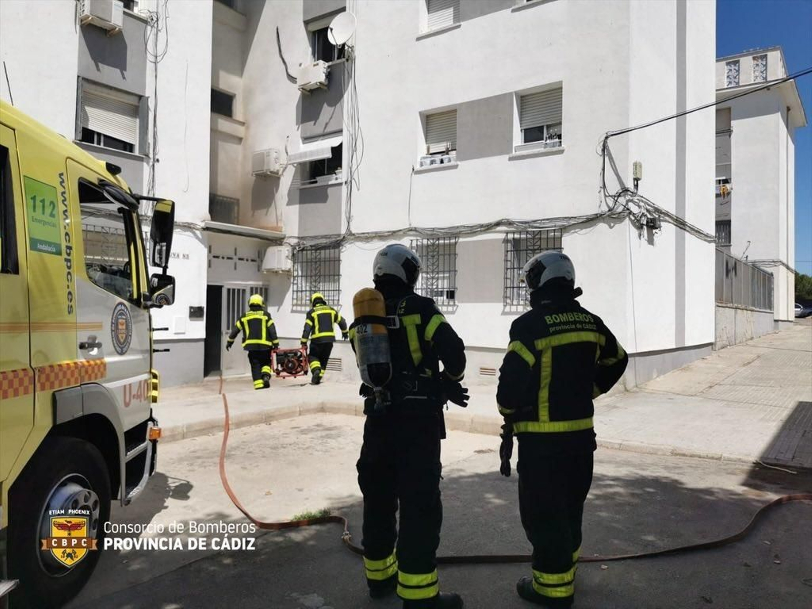 Los efectivos de bomberos de Jerez en el piso de la calle Uva en la barriada de San Benito