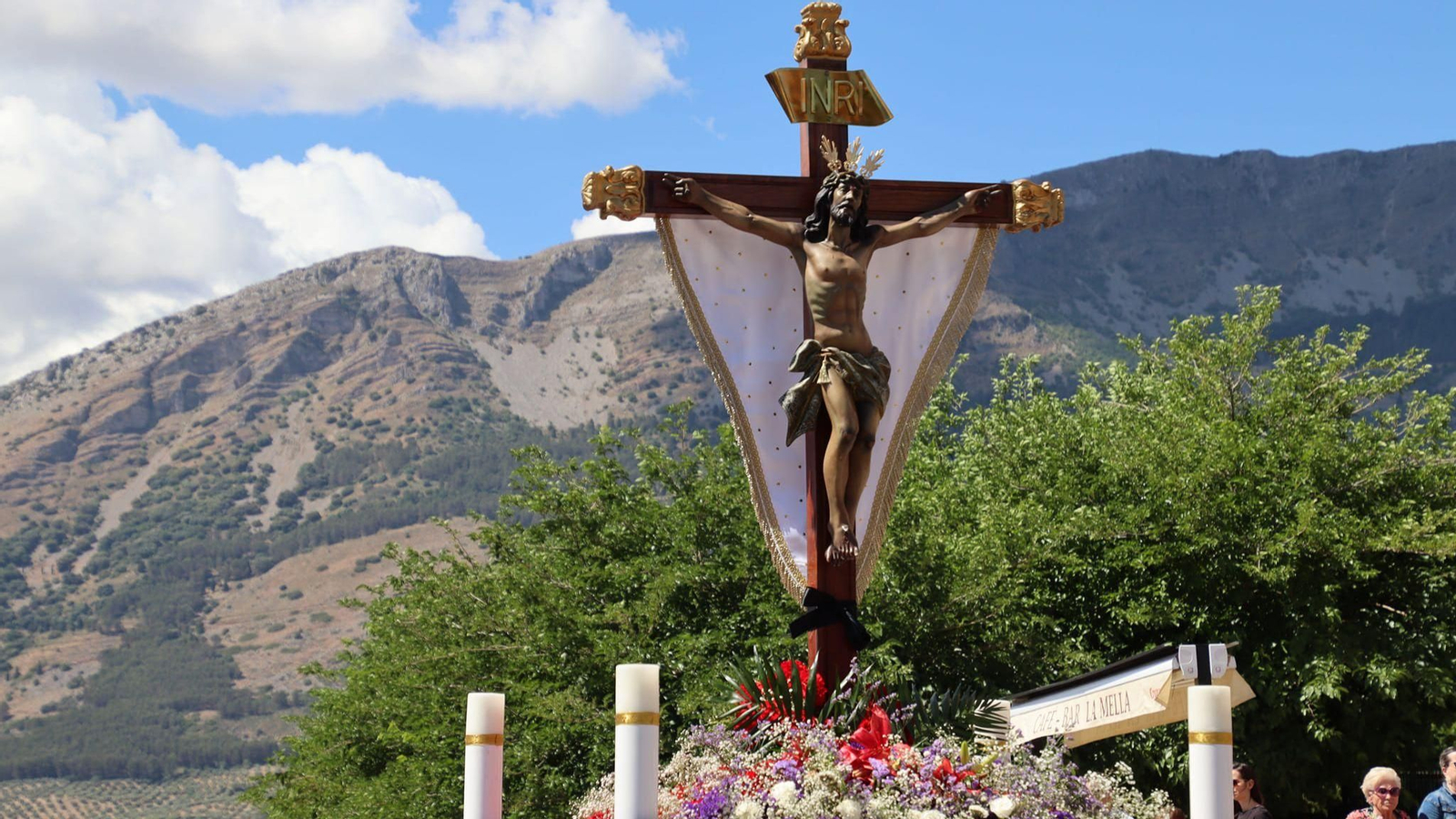 El Cristo del Arroz procesiona cerca de su ermita ubicada en el paraje de la Fuente de la Peña.