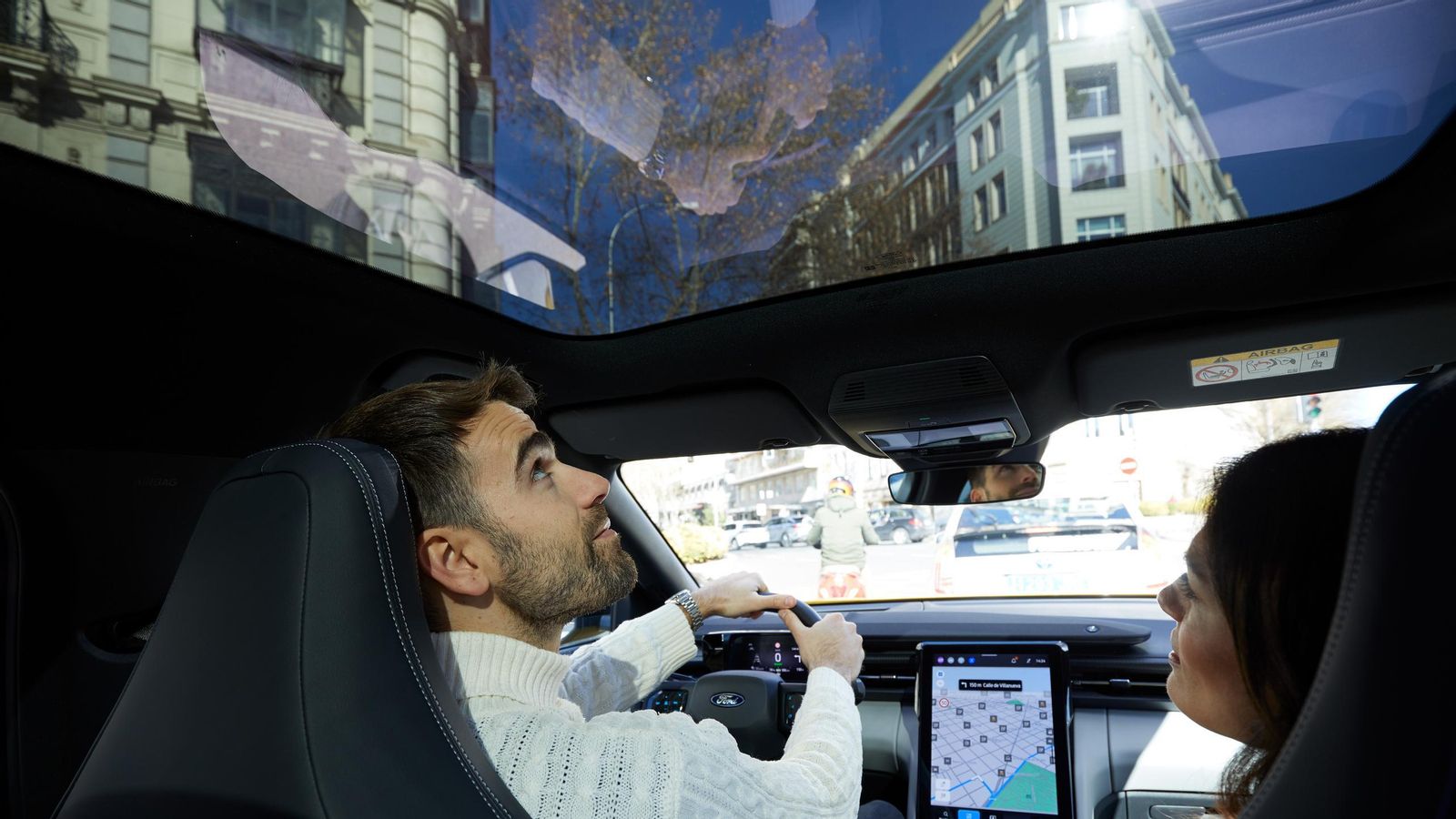 El techo solar panorámico es uno de los extras disponibles para los dos niveles de equipamiento y los tres tipos de sistema de propulsión.