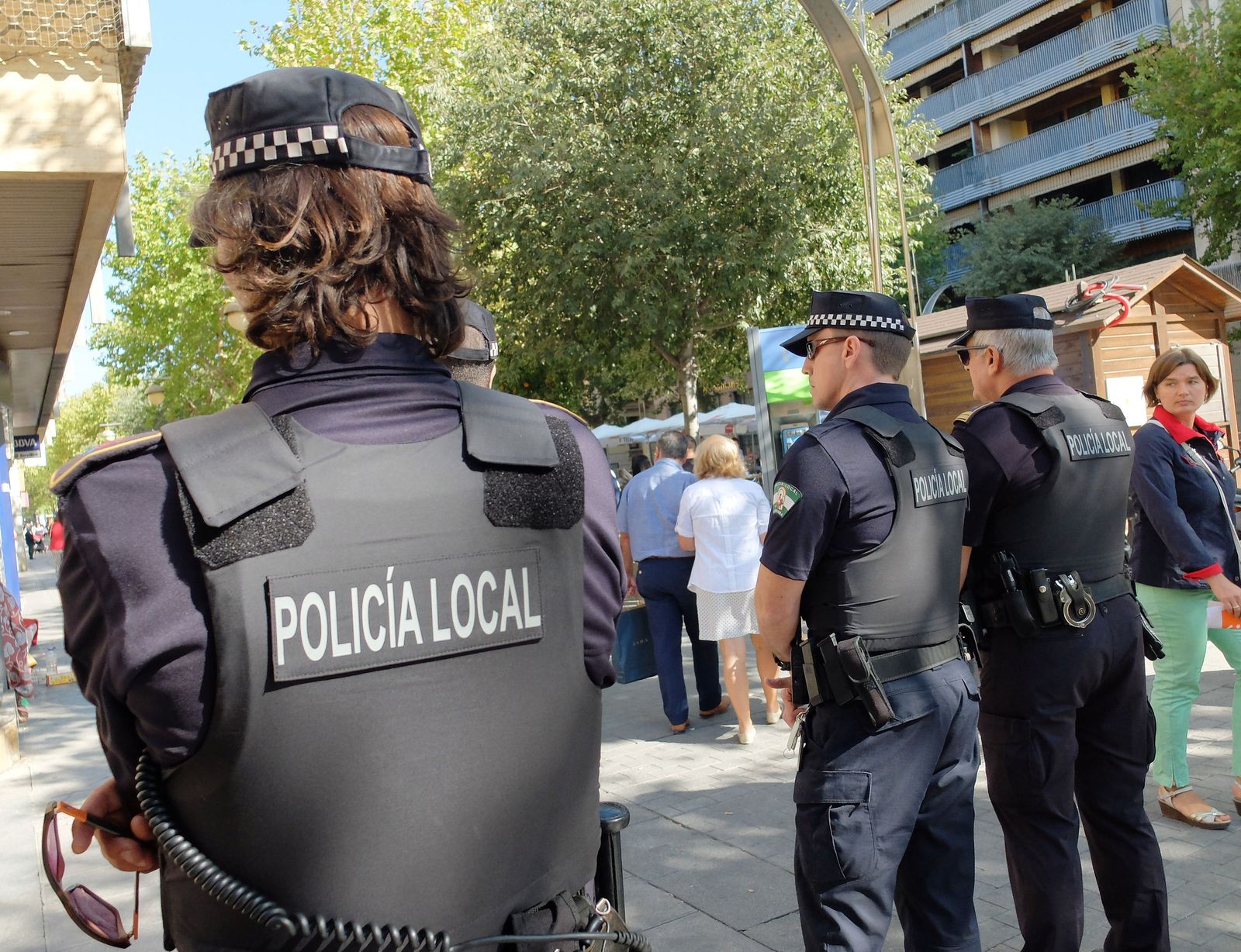 Agentes de la Policía Local de Córdoba de patrulla por el centro de la ciudad.