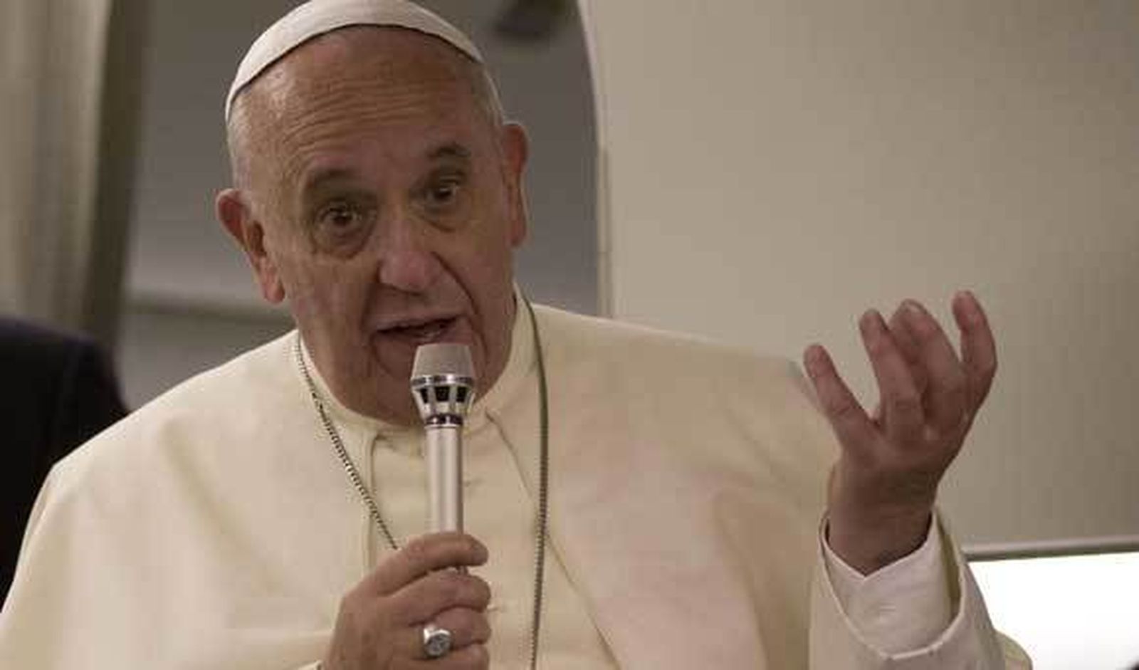 Francisco defiende el celibato para los sacerdotes, pero deja la "puerta abierta" al cambio