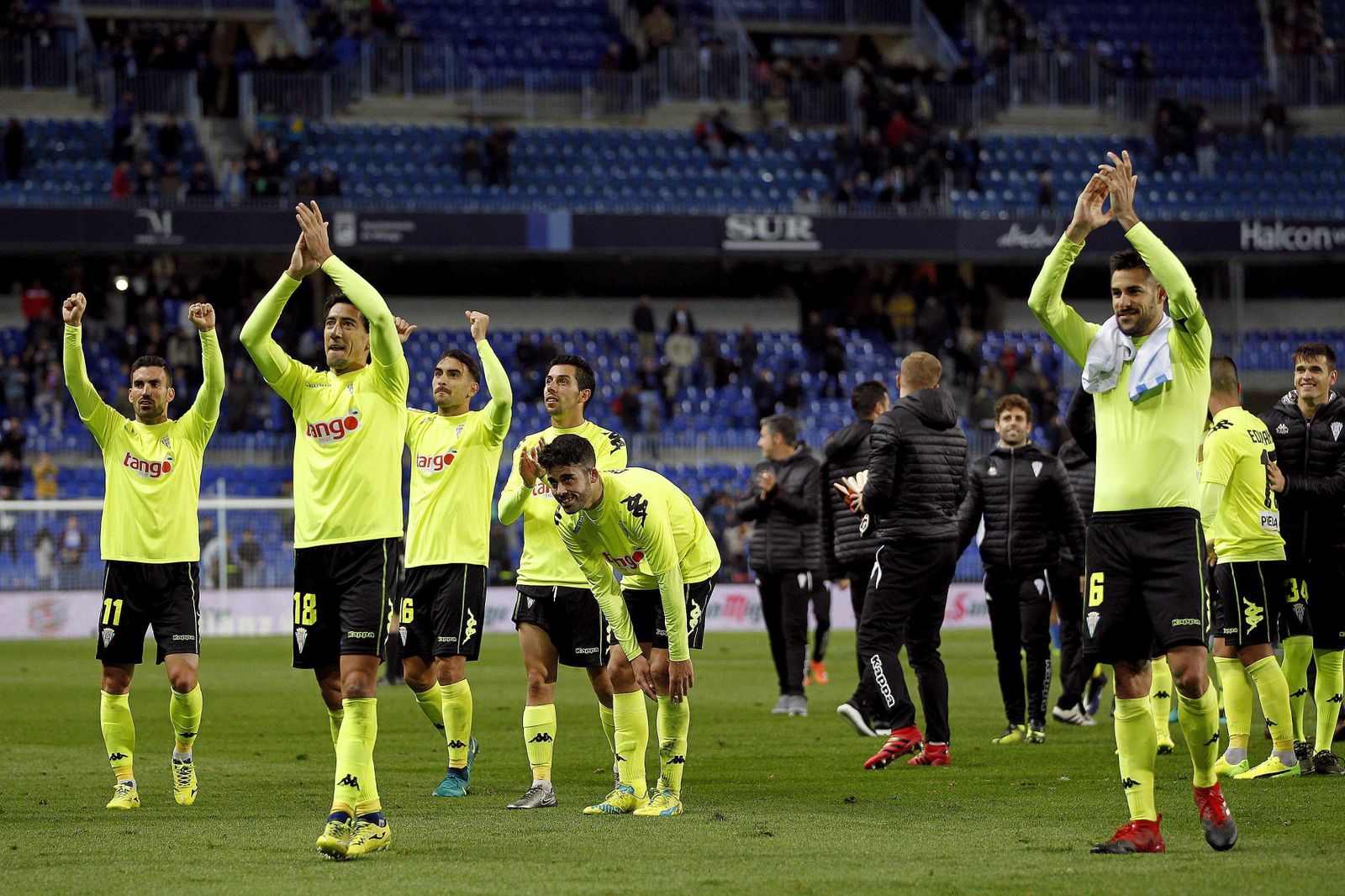 Los jugadores del Córdoba celebran su pase.