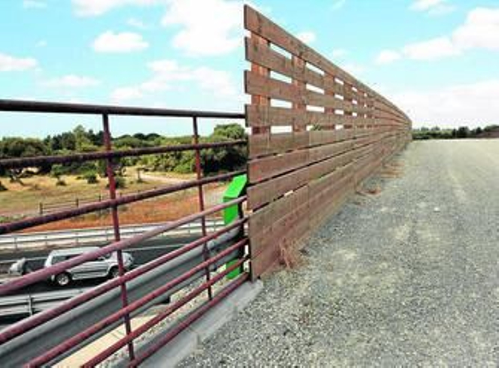 Paso elevado, con protecciones provisionales, por donde pasarán por primera vez las hermandades del Camino de Moguer.
