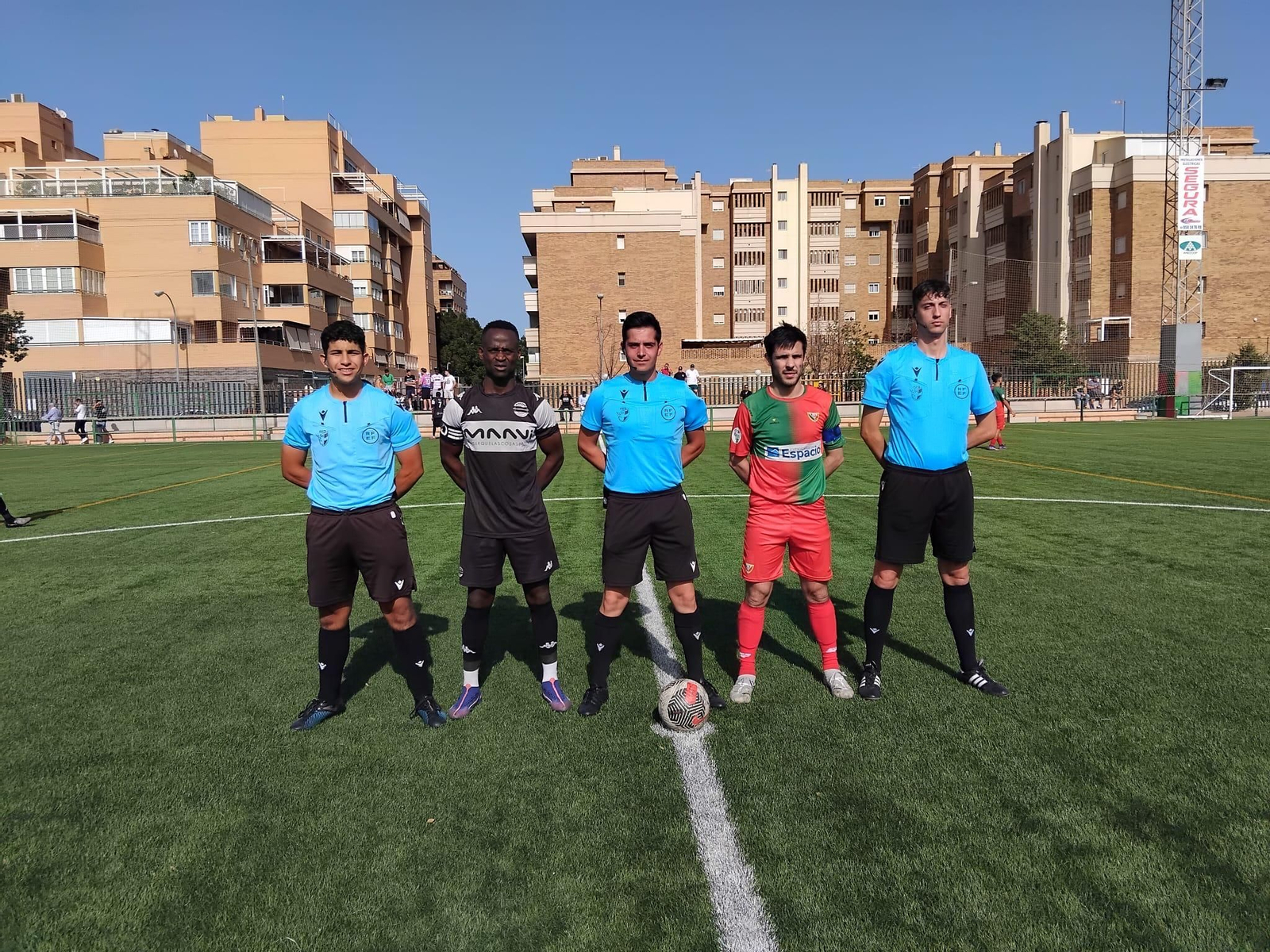 Los capitantes del Pavía y del Maavi posan con el trío arbitral antes del comienzo del encuentro en el Tito Pedro.