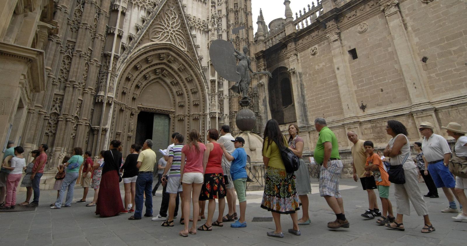 Cola de turistas para entrar en la Catedral.