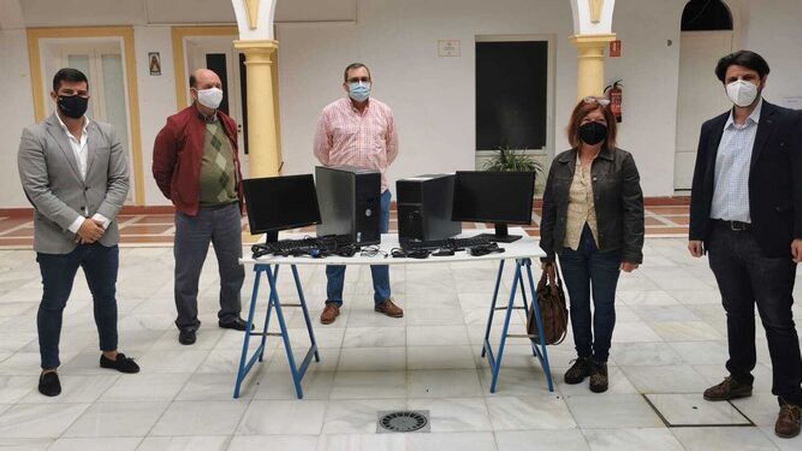 Una entrega de ordenadores del Ayuntamiento de Algeciras.