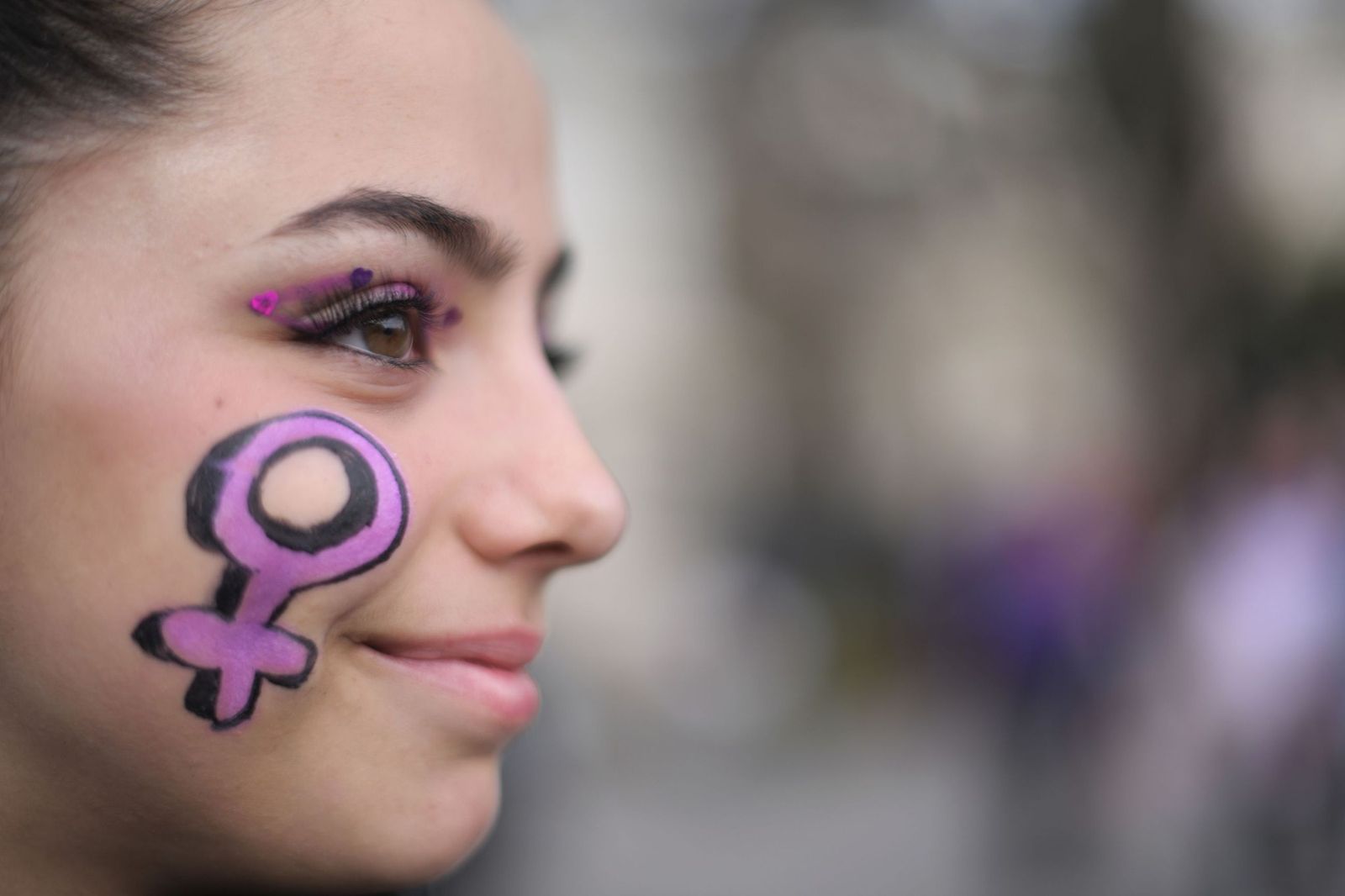 Una joven durante una manifestación feminista.