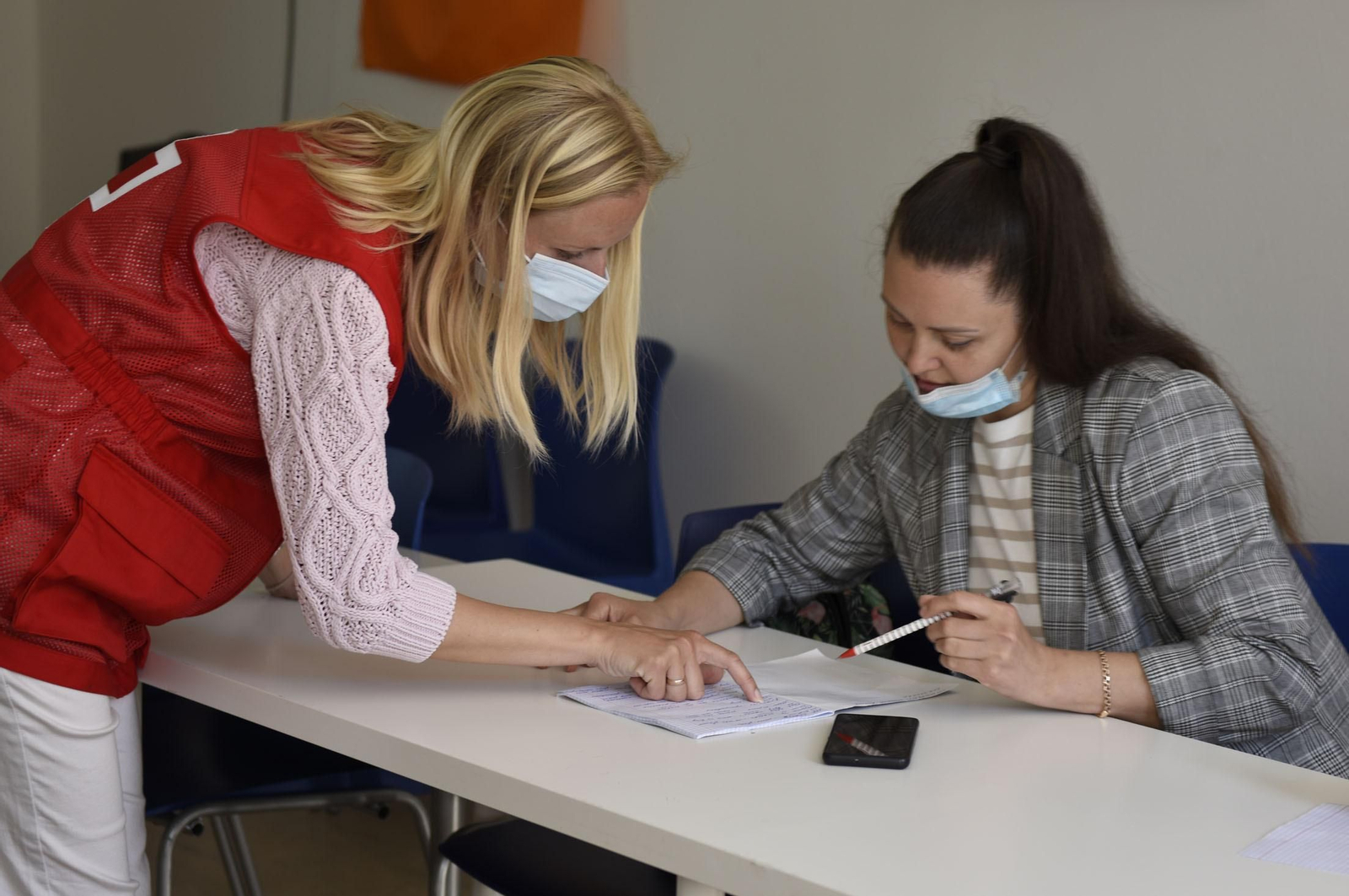 La voluntaria de Cruz Roja Olga, atiende a una de sus alumnas en las clases de español que ofrece la ONG. La voluntaria de Cruz Roja Olga, atiende a una de sus alumnas en las clases de español que ofrece la ONG.