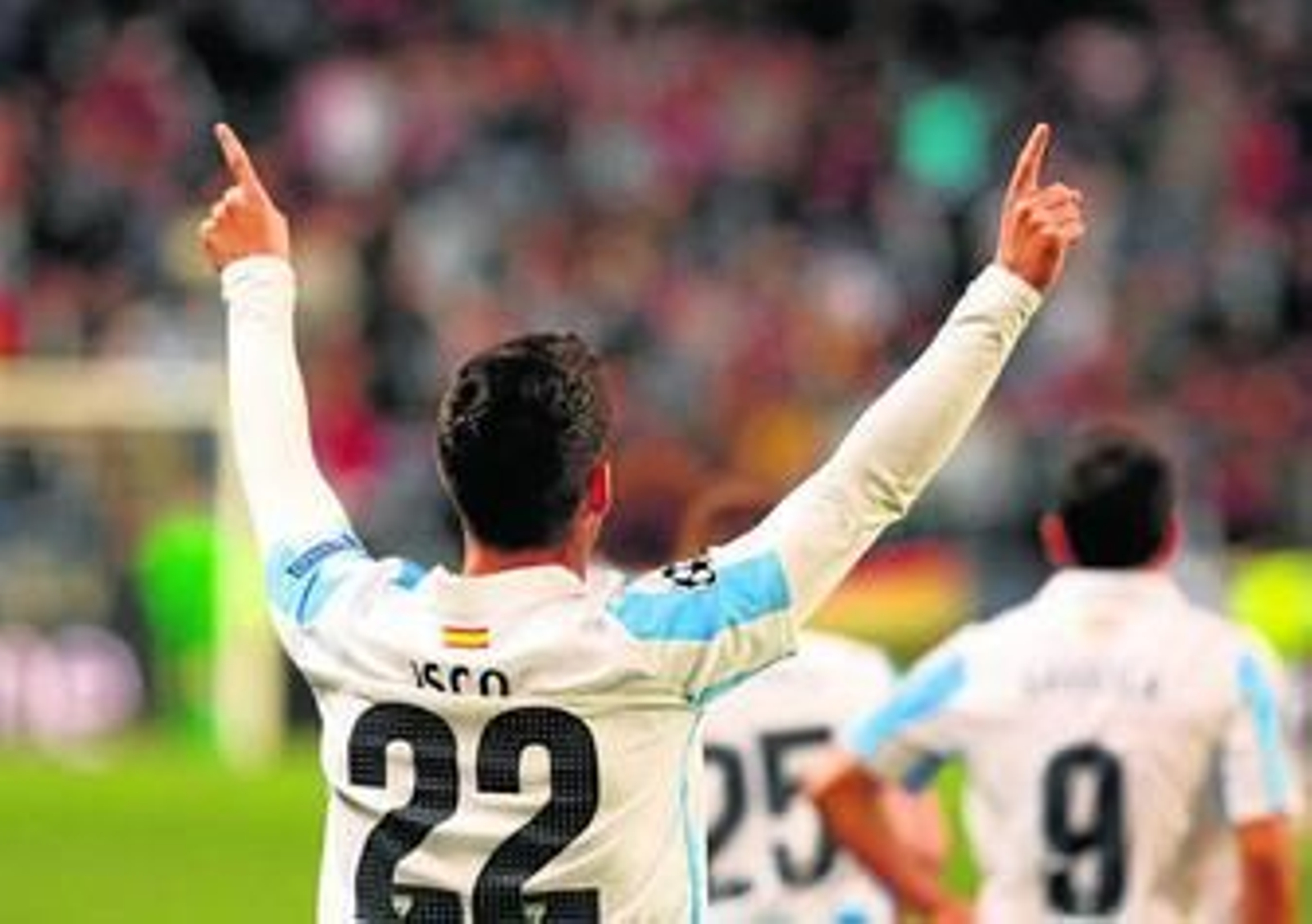 Isco alza sus brazos tras marcar un gol al Oporto en la Liga de Campeones.