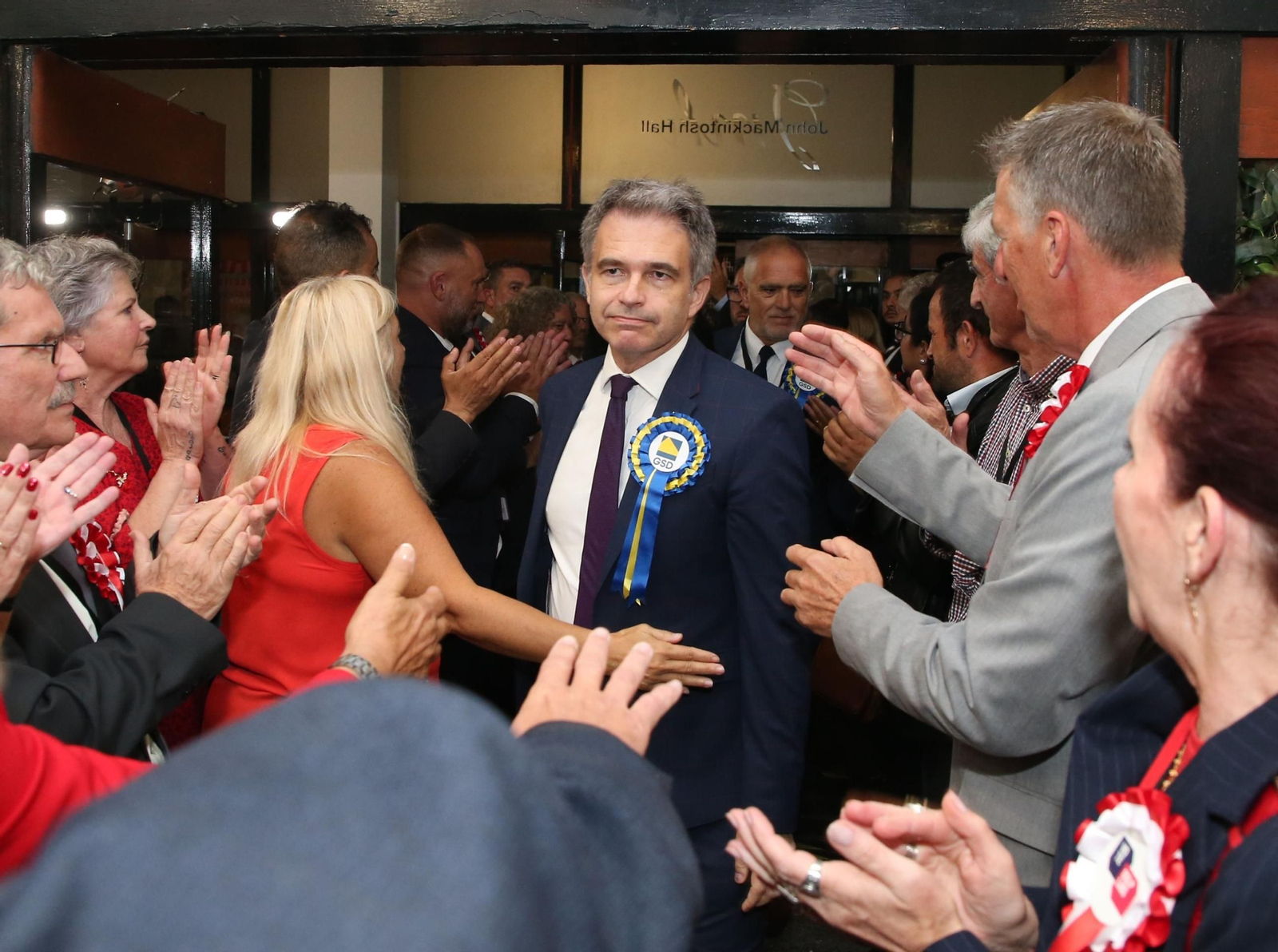Keith Azopardi durante la noche electoral del 13 de octubre de 2023.