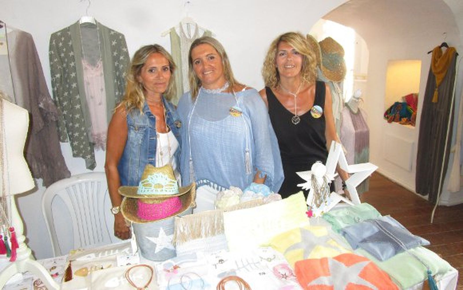 Las hermanas Isa, Pili y Pepa Gómez, en su puesto de ropa.


Foto: Ignacio Casas de Ciria