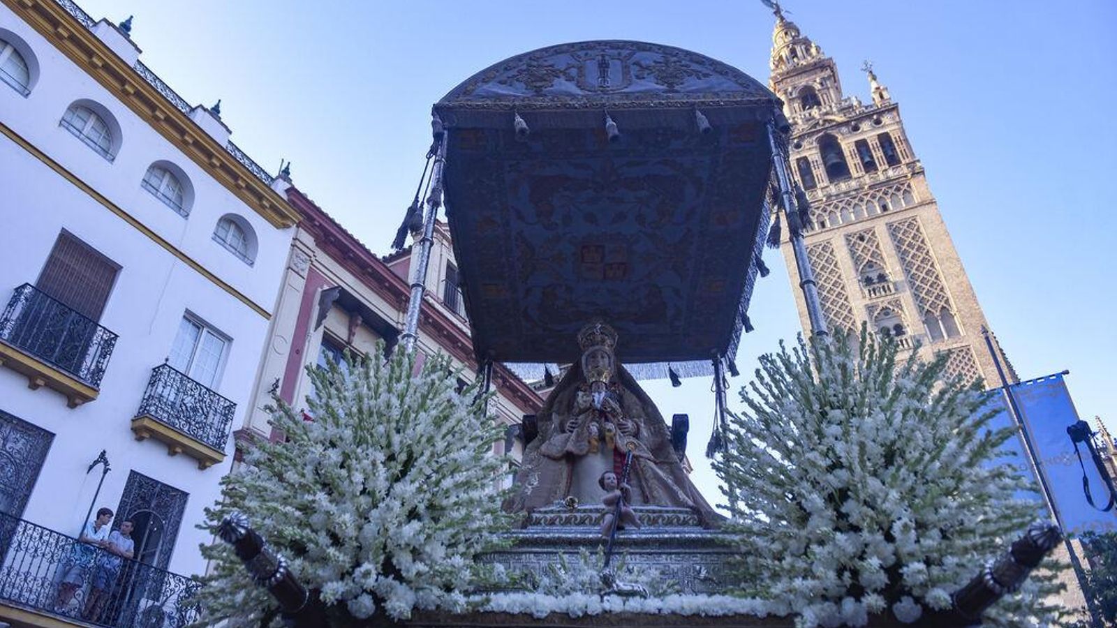 La Virgen de los Reyes a los pies de la Giralda