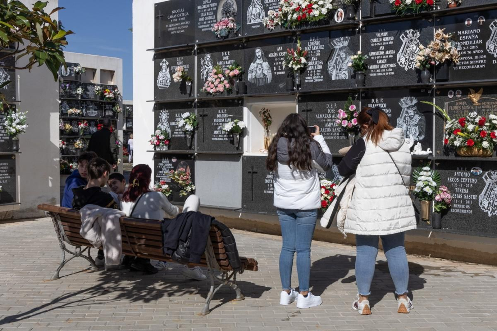 Día de Los Santos en el cementerio de San Fernando y San Eufrasio de Jaén, en imágenes