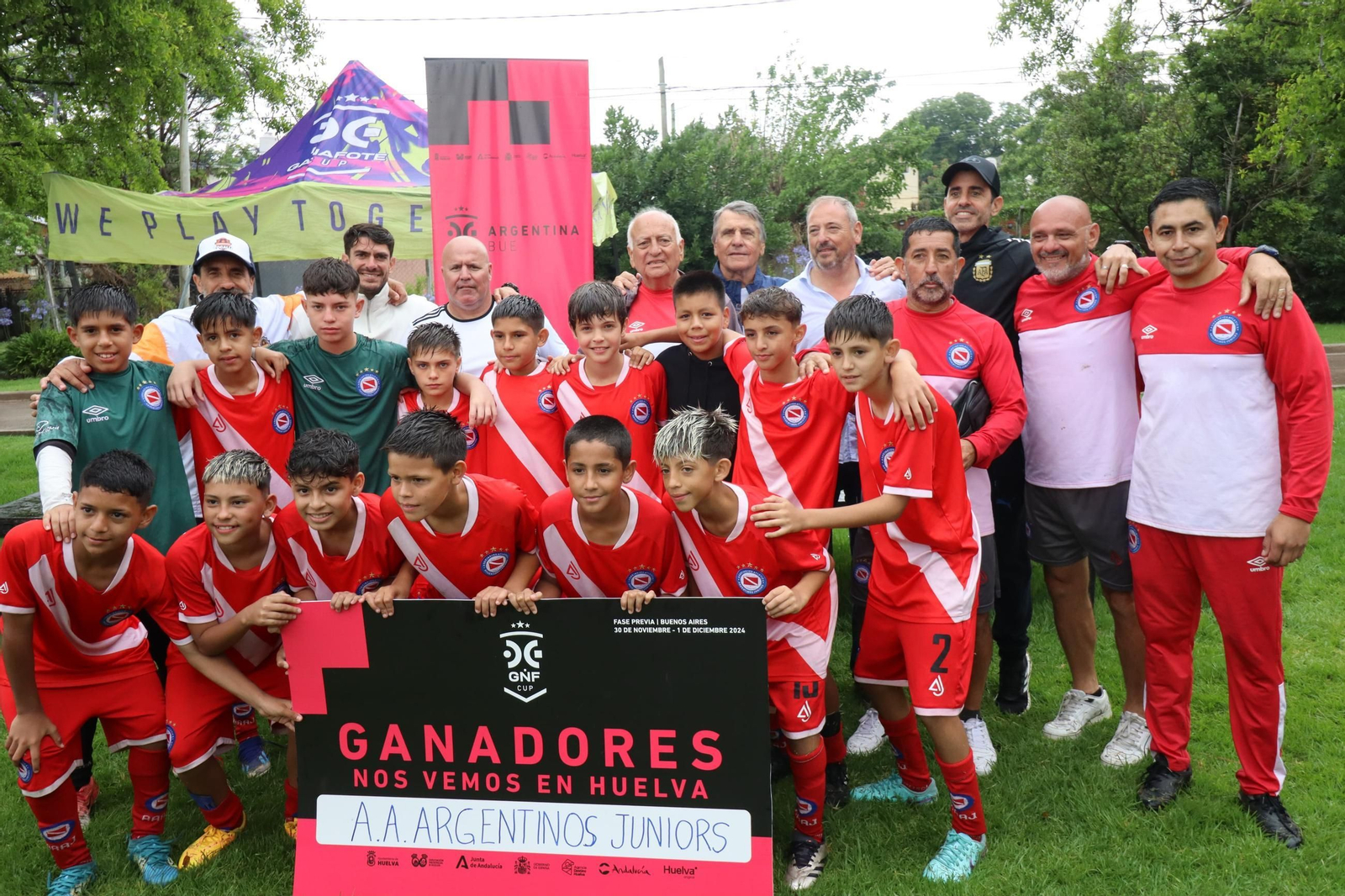 Plantilla y cuerpo técnico de Argentinos Juniors celebra el pase a la fase final de Huelva.