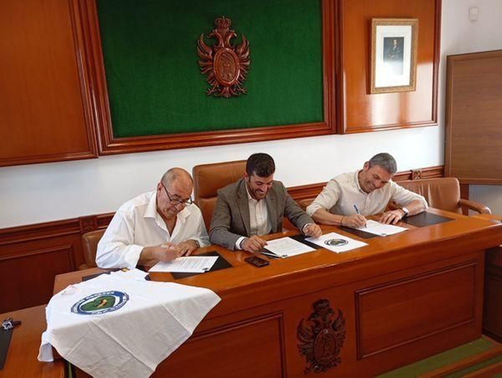 Momento de la firma de los tres alcaldes