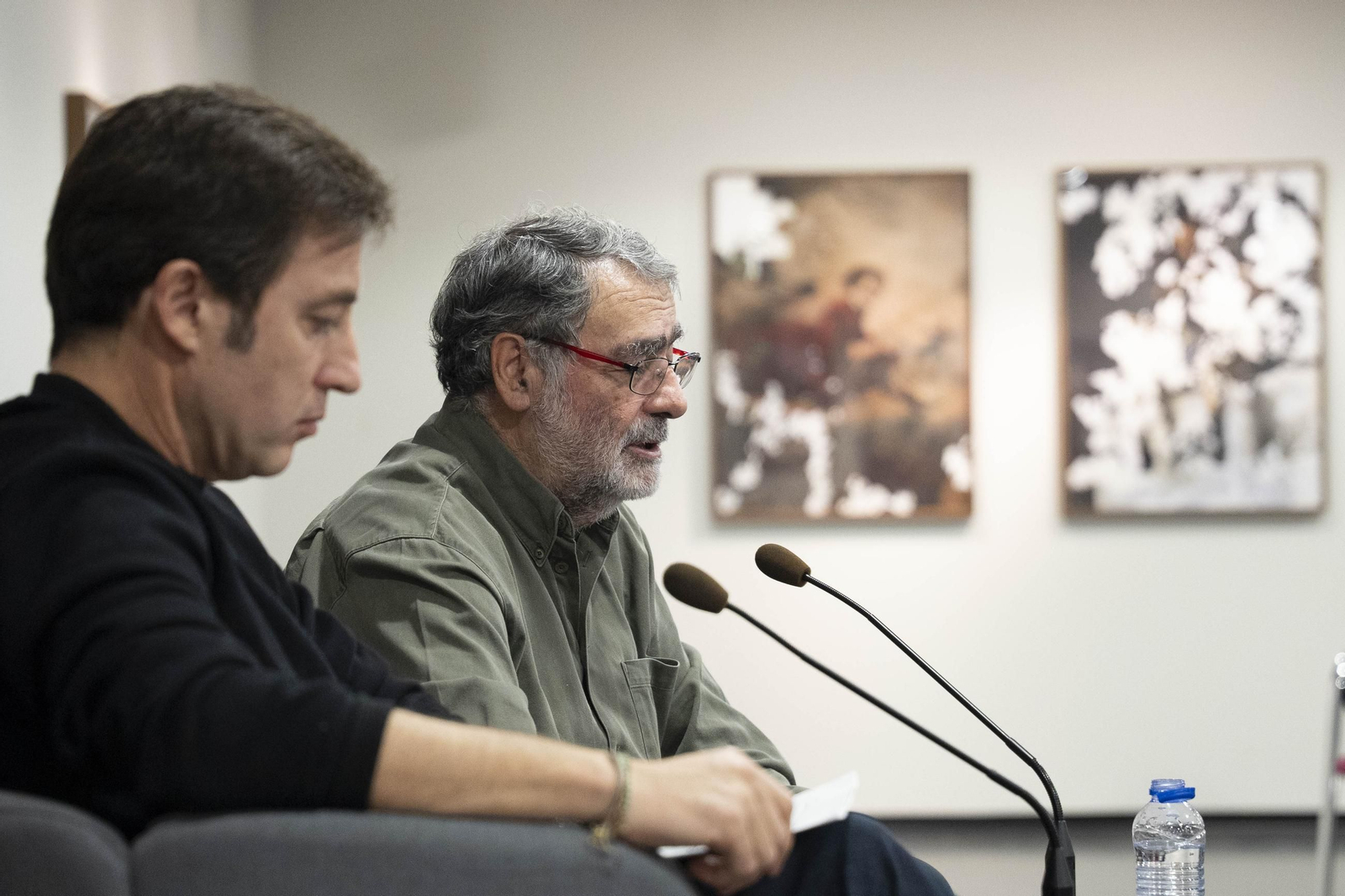 “Cuando las imágenes pierden su cuerpo”: Un diálogo entre Sema D’Acosta y Joan Fontcuberta sobre materia, memoria y la transformación posfotográfica
