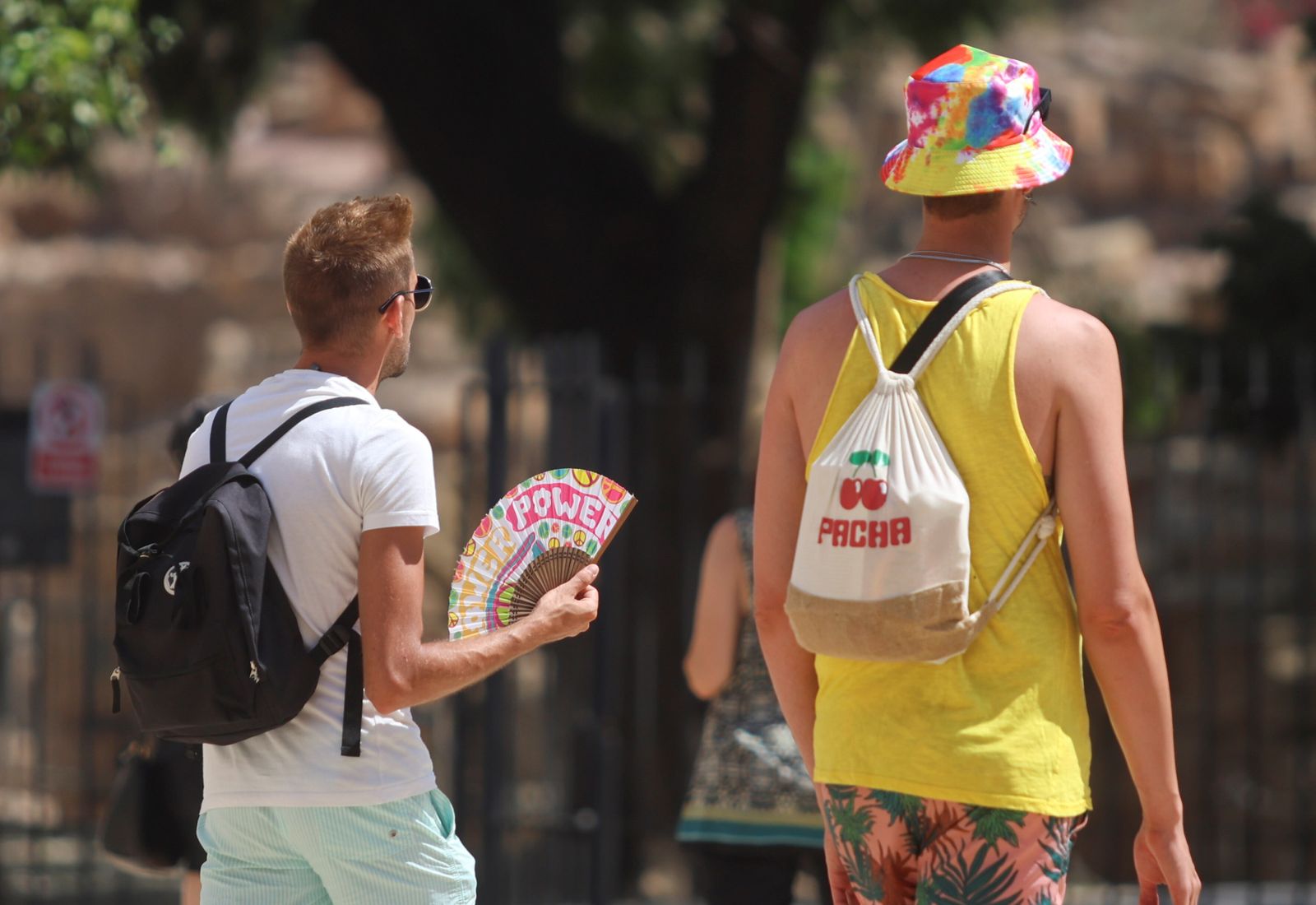 Dos turistas en Málaga este jueves