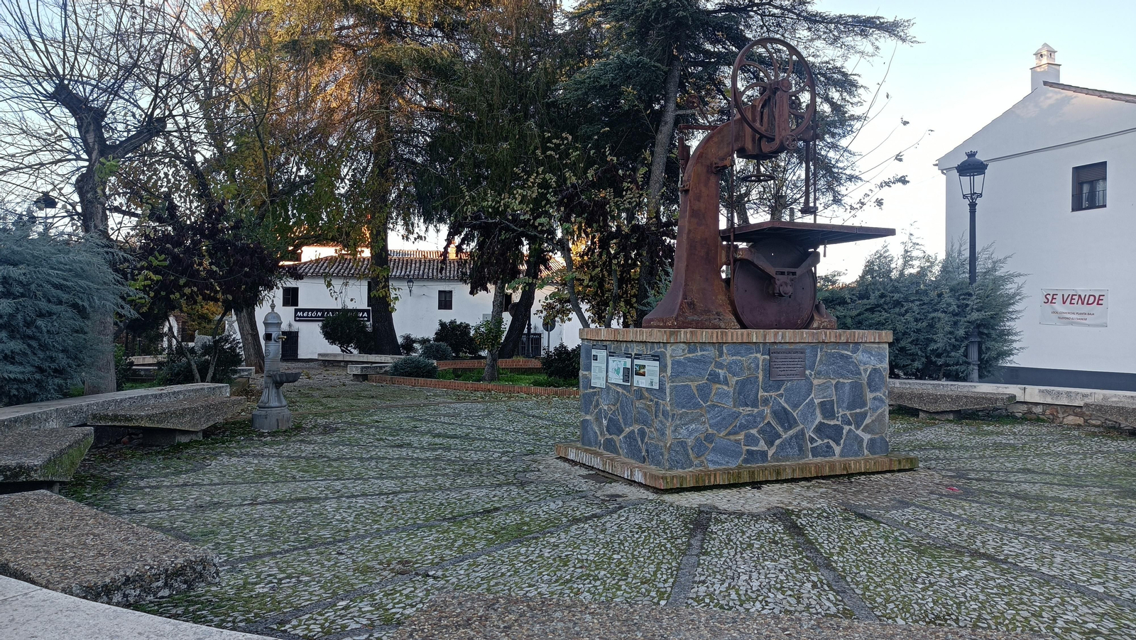 Comenzamos junto al monumento que hay en la Avenida de los Carpinteros de Galaroza.