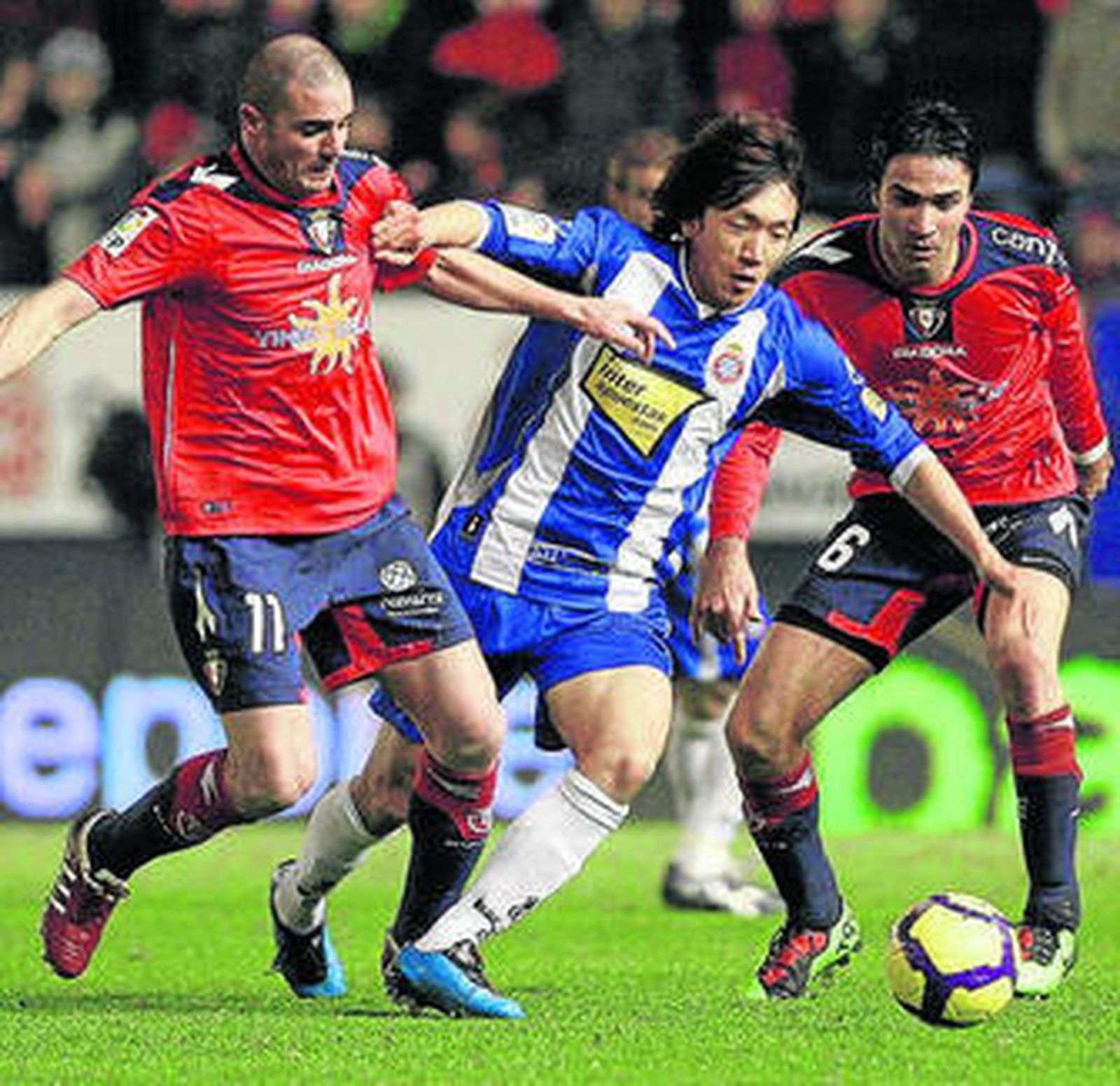 Pandiani disputa un balón con el japonés Nakamura.