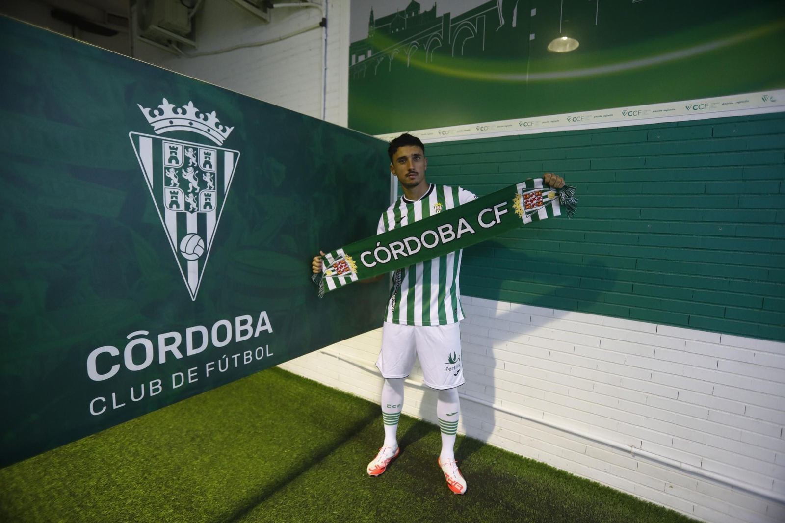 Las mejores fotos de la presentación de Ignasi Vilarrasa como nuevo jugador del Córdoba CF