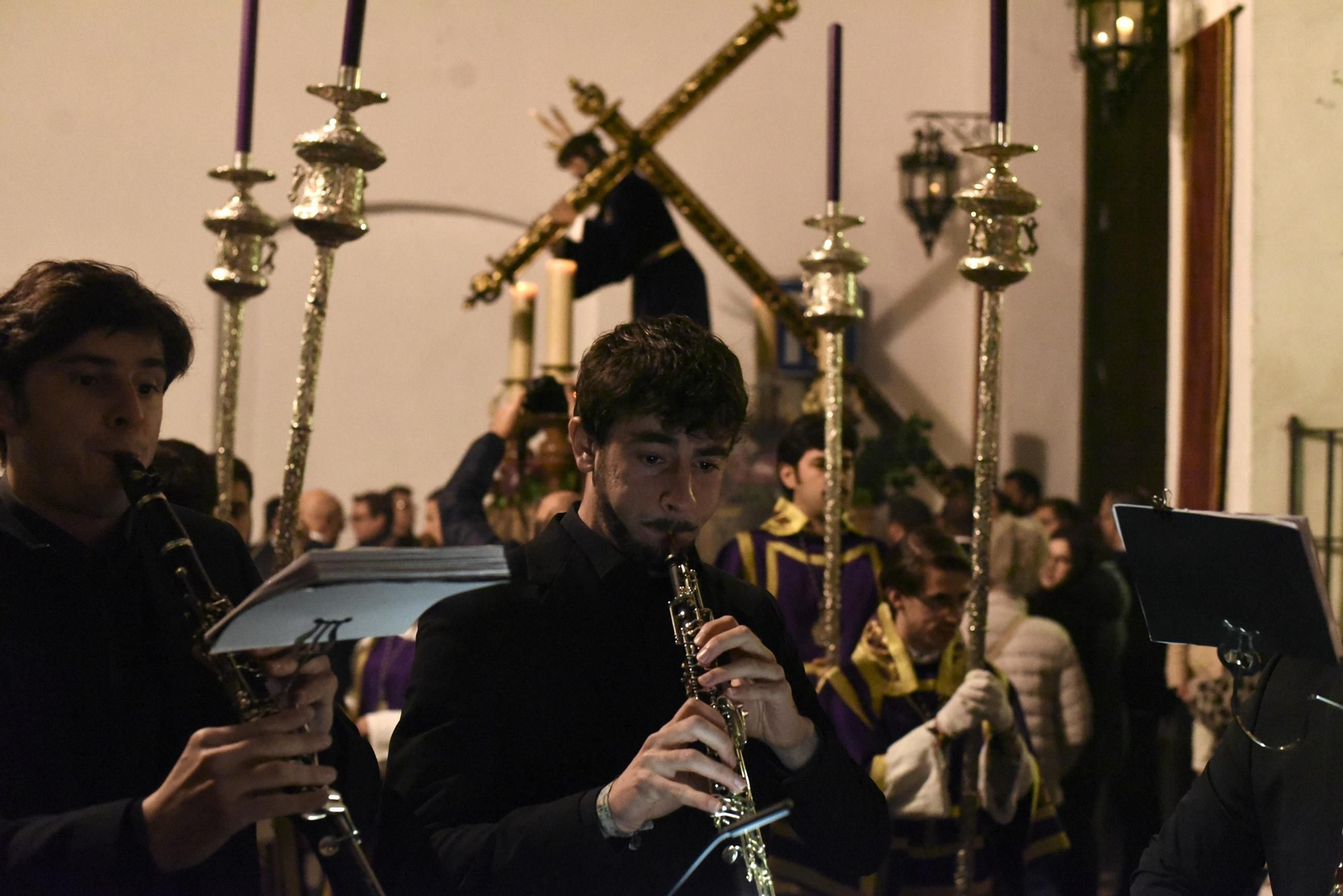El vía crucis del Señor de Pasión por las calles de San Basilio, en imágenes