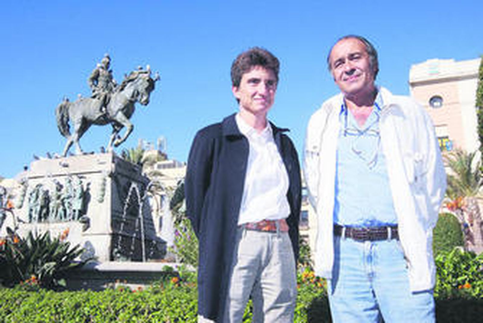 Lucrecia Enseñat Benlliure y Juan Rodríguez Pardo ayer ante el monumento al general Miguel Primo de Rivera.