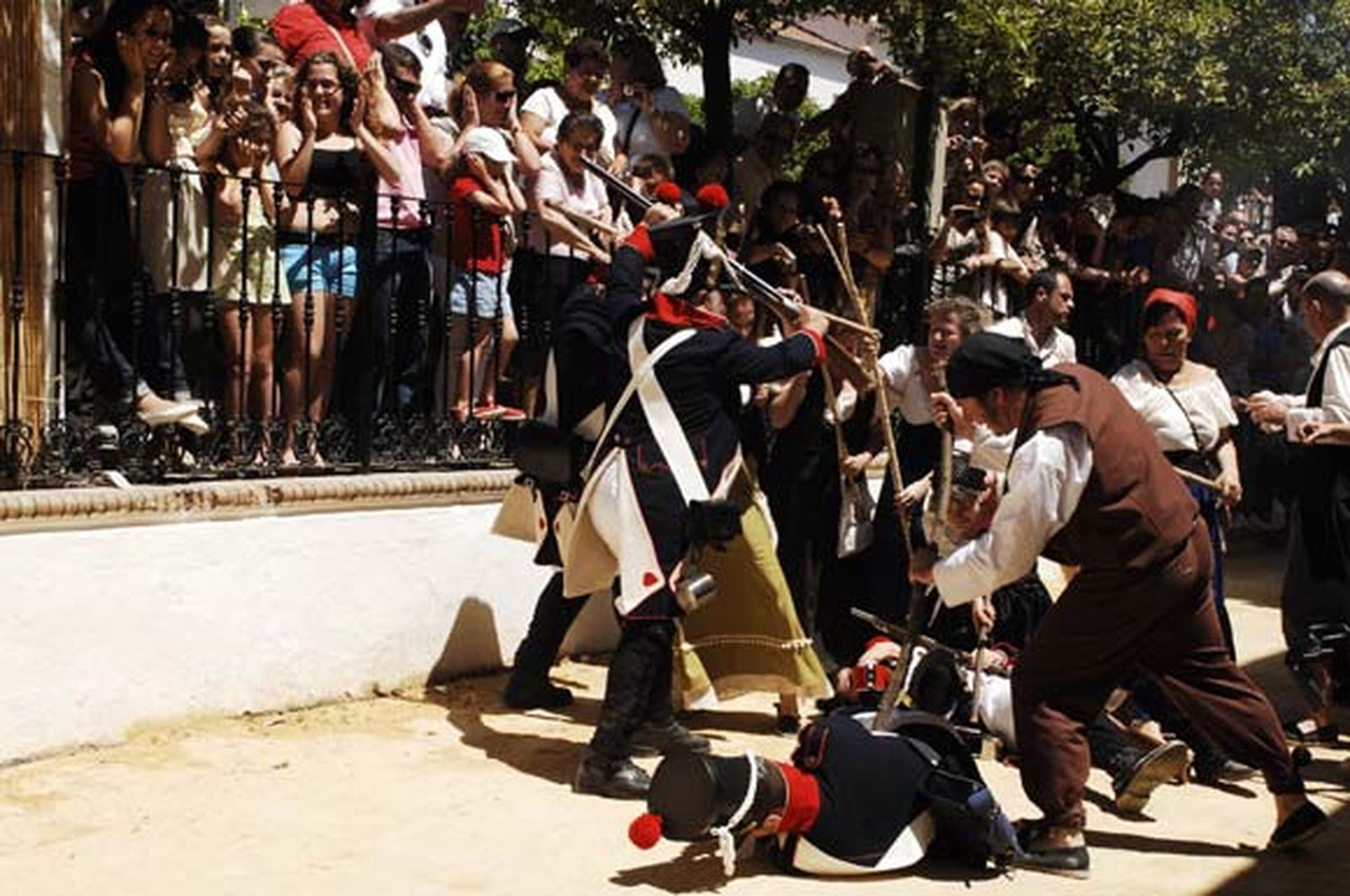 La localidad celebra por todo lo alto y hasta la bandera el bicentenario contra los franceses, nombrando alcalde de las fiestas al ex ministro Manuel Pimentel

Foto: Ramon Aguilar
