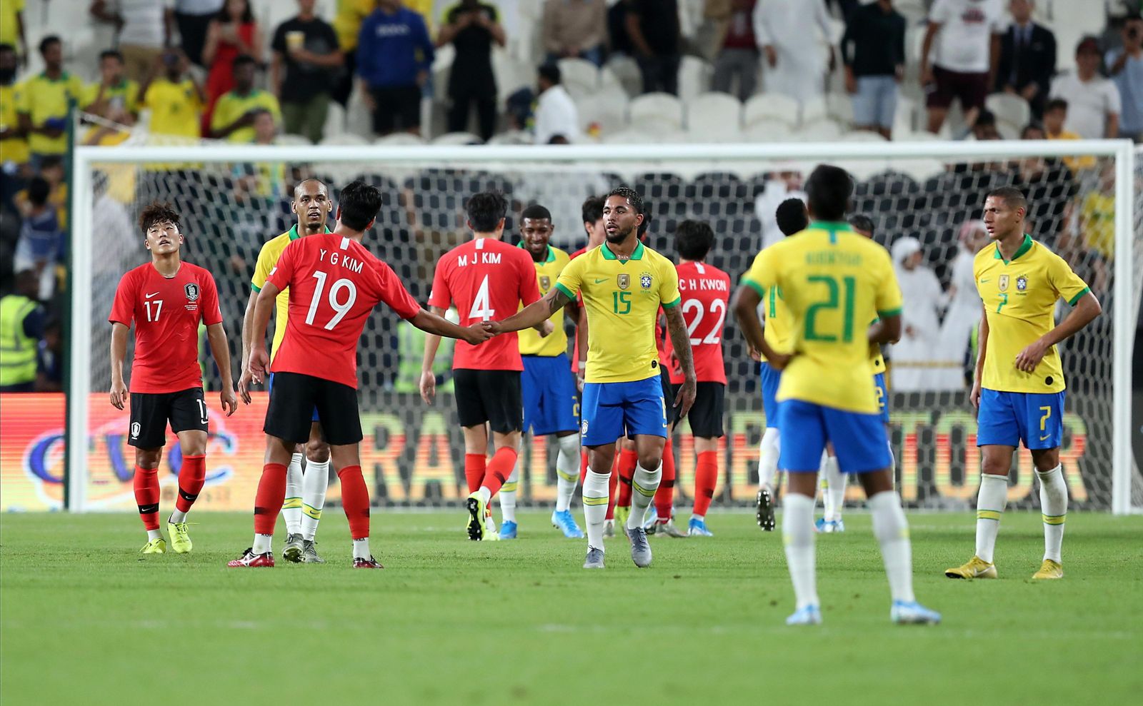 Emerson, al fondo, al finalizar el partido de Brasil.